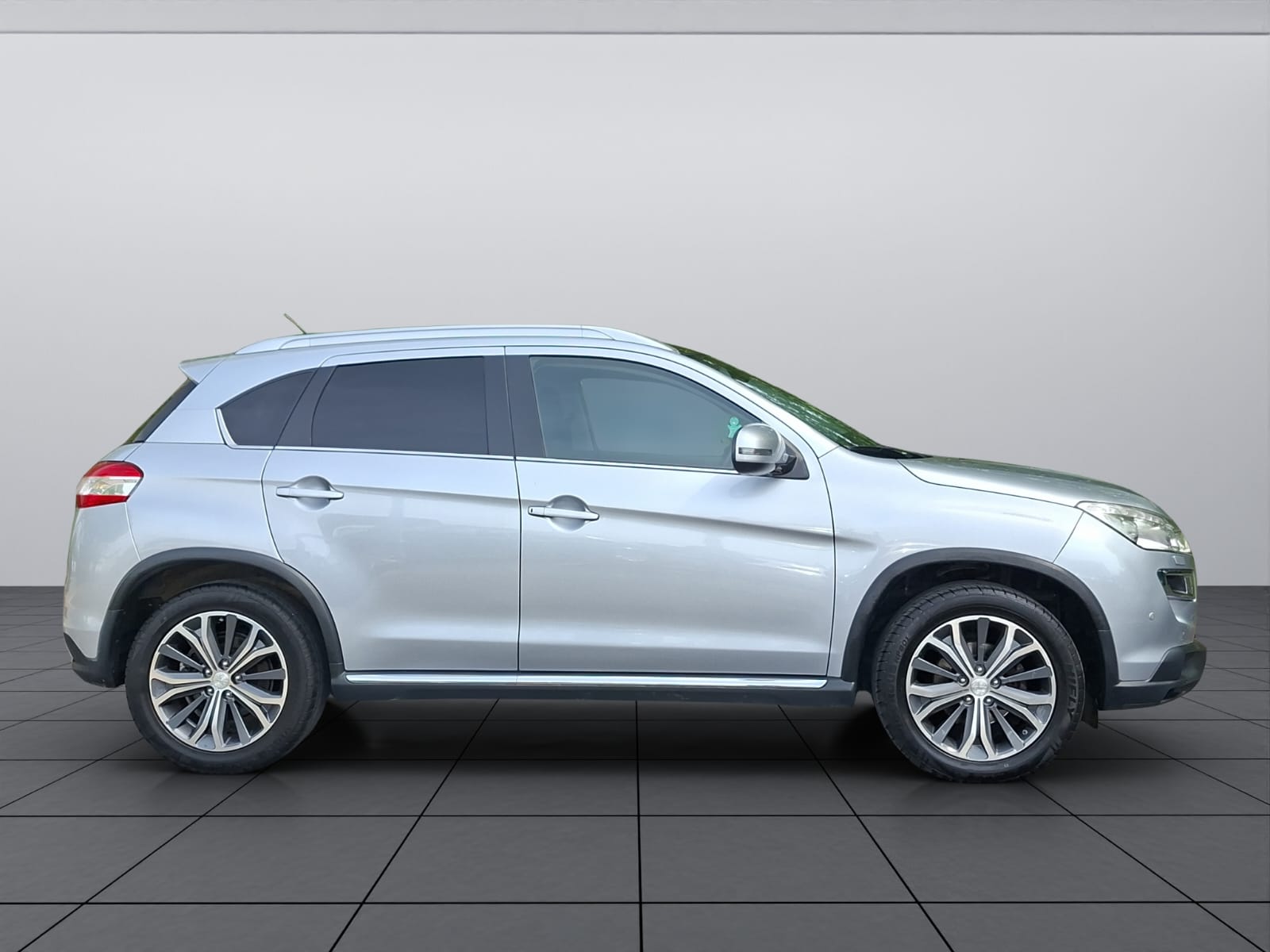 PEUGEOT 4008 1.8 HDi Allure 4WD-image-8