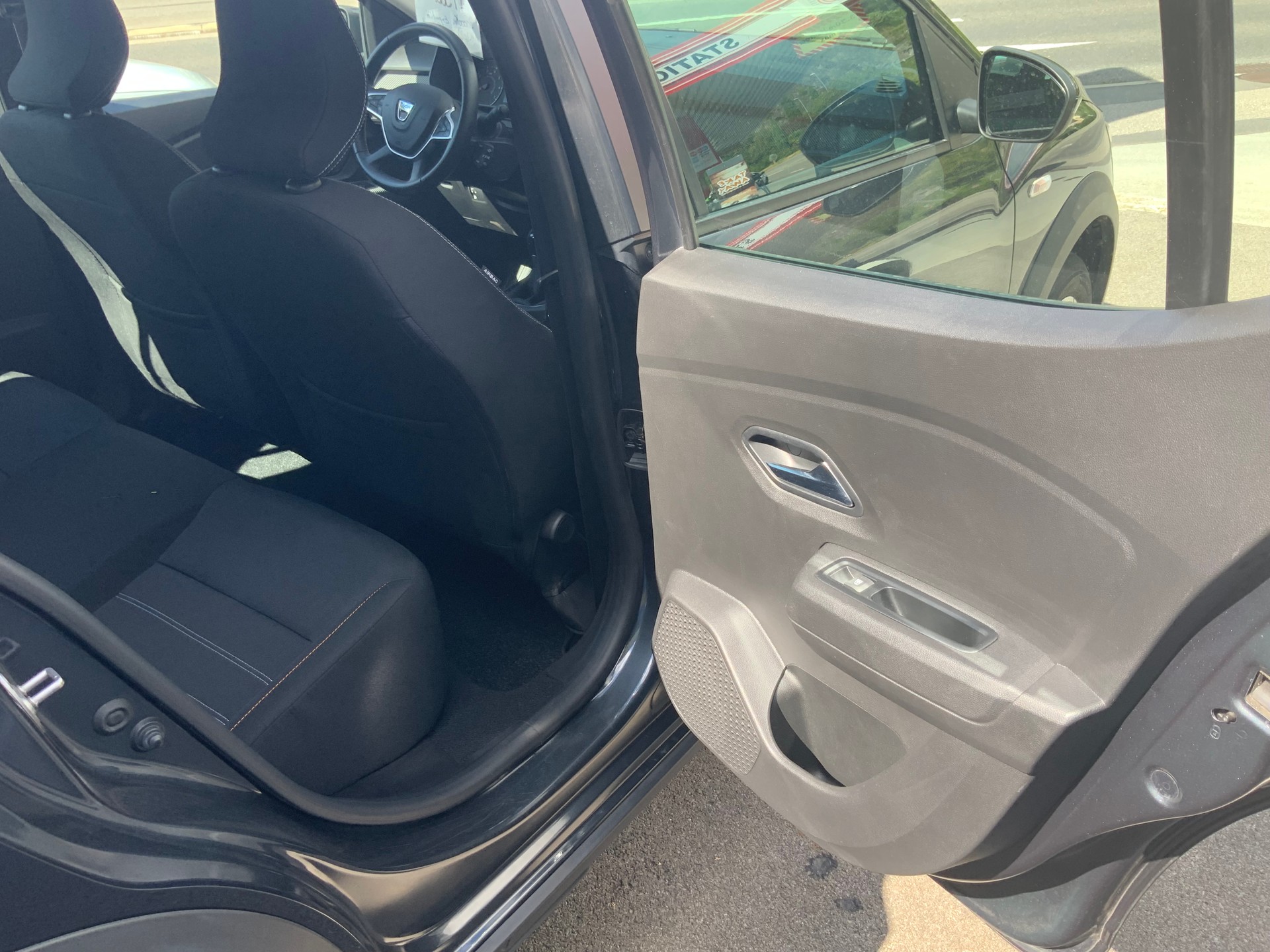 DACIA Sandero Stepway TCe 90 Comfort CVT-image-10