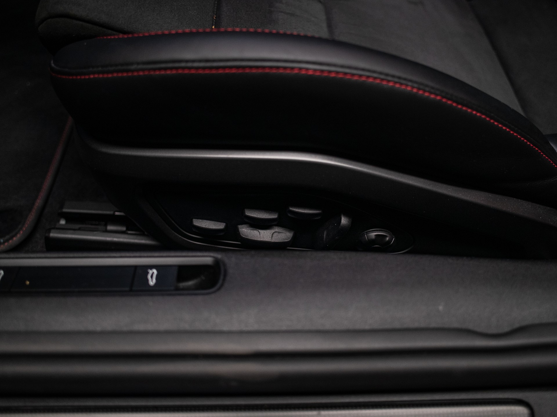 PORSCHE 911 Carrera 4 GTS Cabriolet PDK-image-10