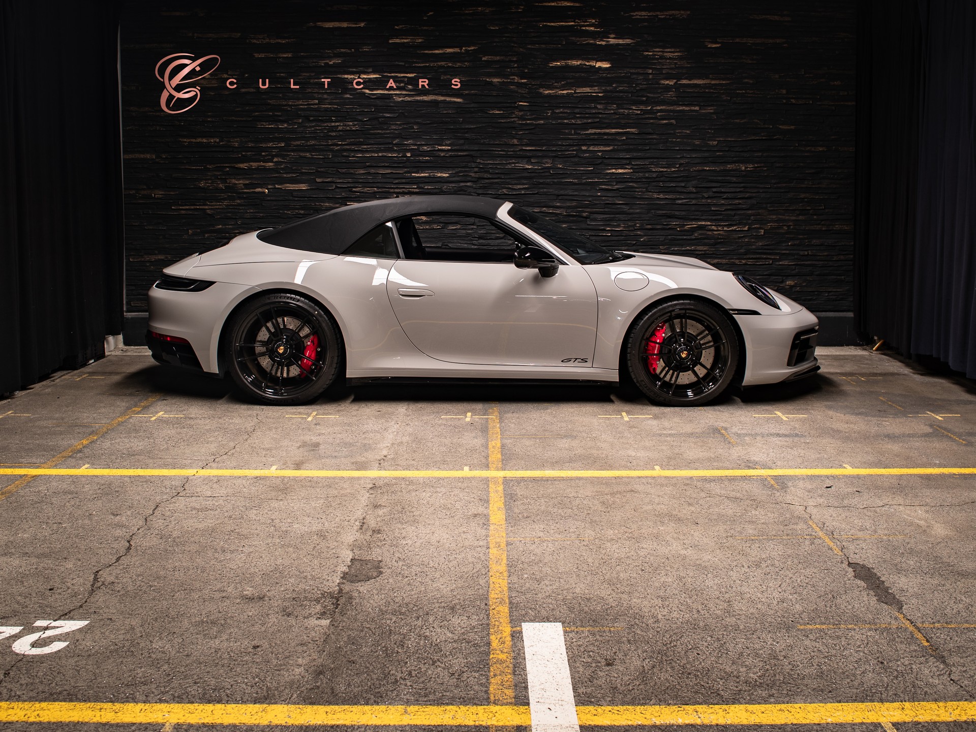 PORSCHE 911 Carrera 4 GTS Cabriolet PDK-image-1