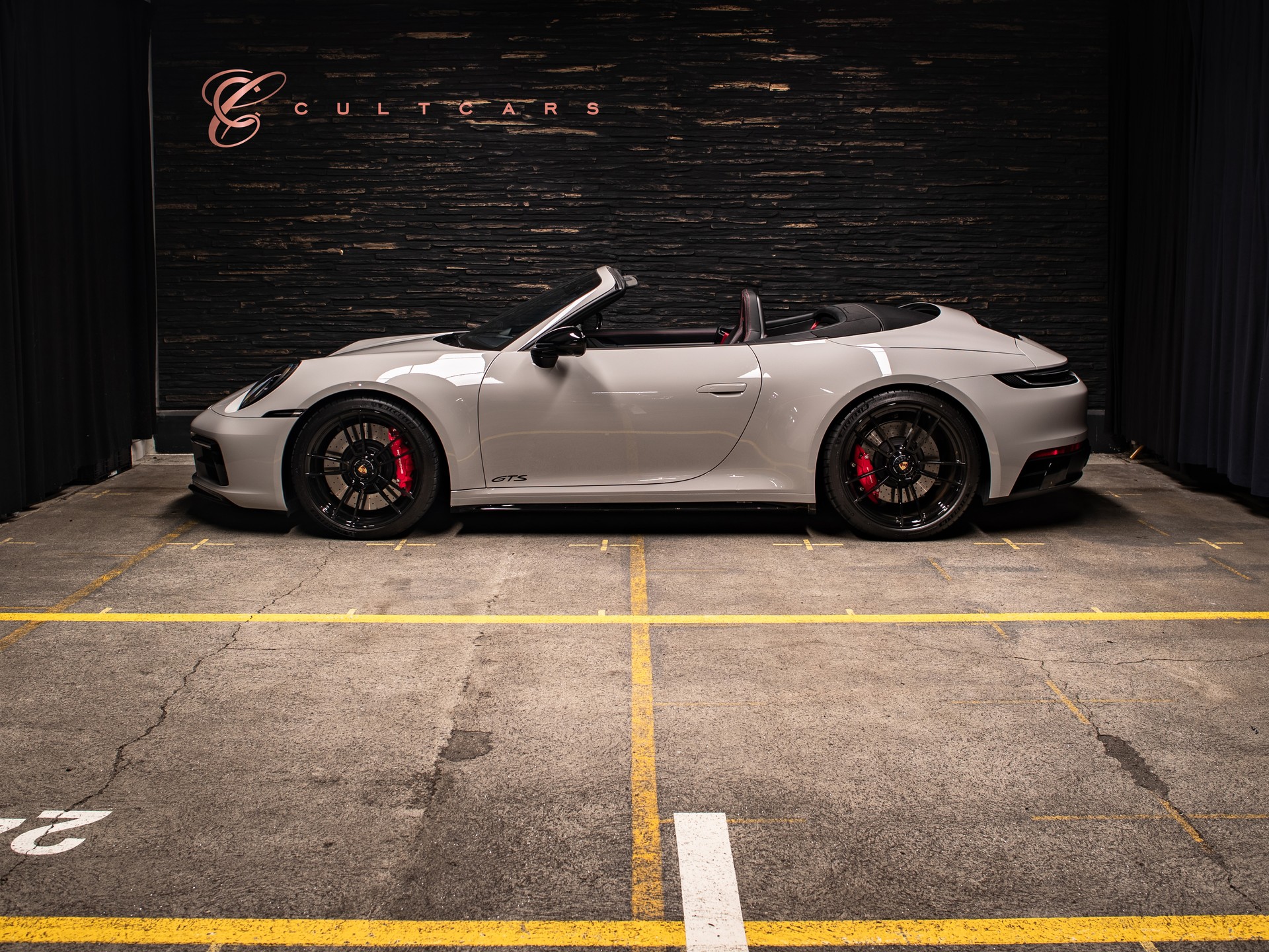 PORSCHE 911 Carrera 4 GTS Cabriolet PDK-image-2