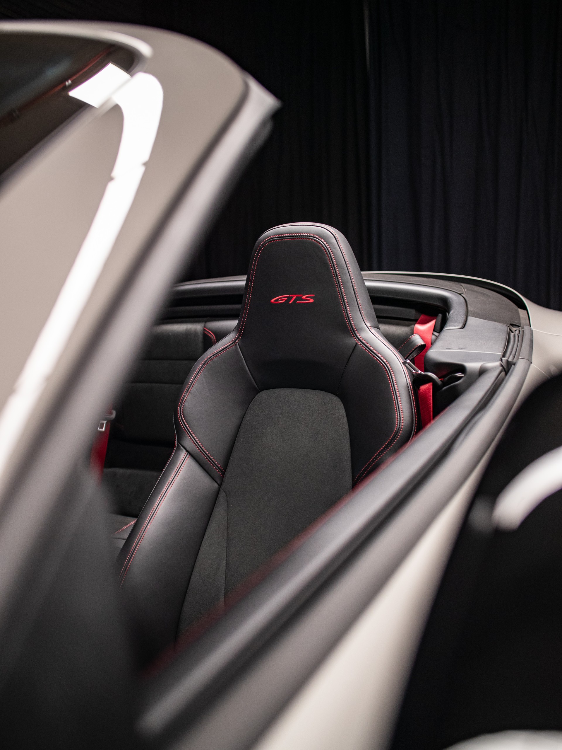 PORSCHE 911 Carrera 4 GTS Cabriolet PDK-image-17