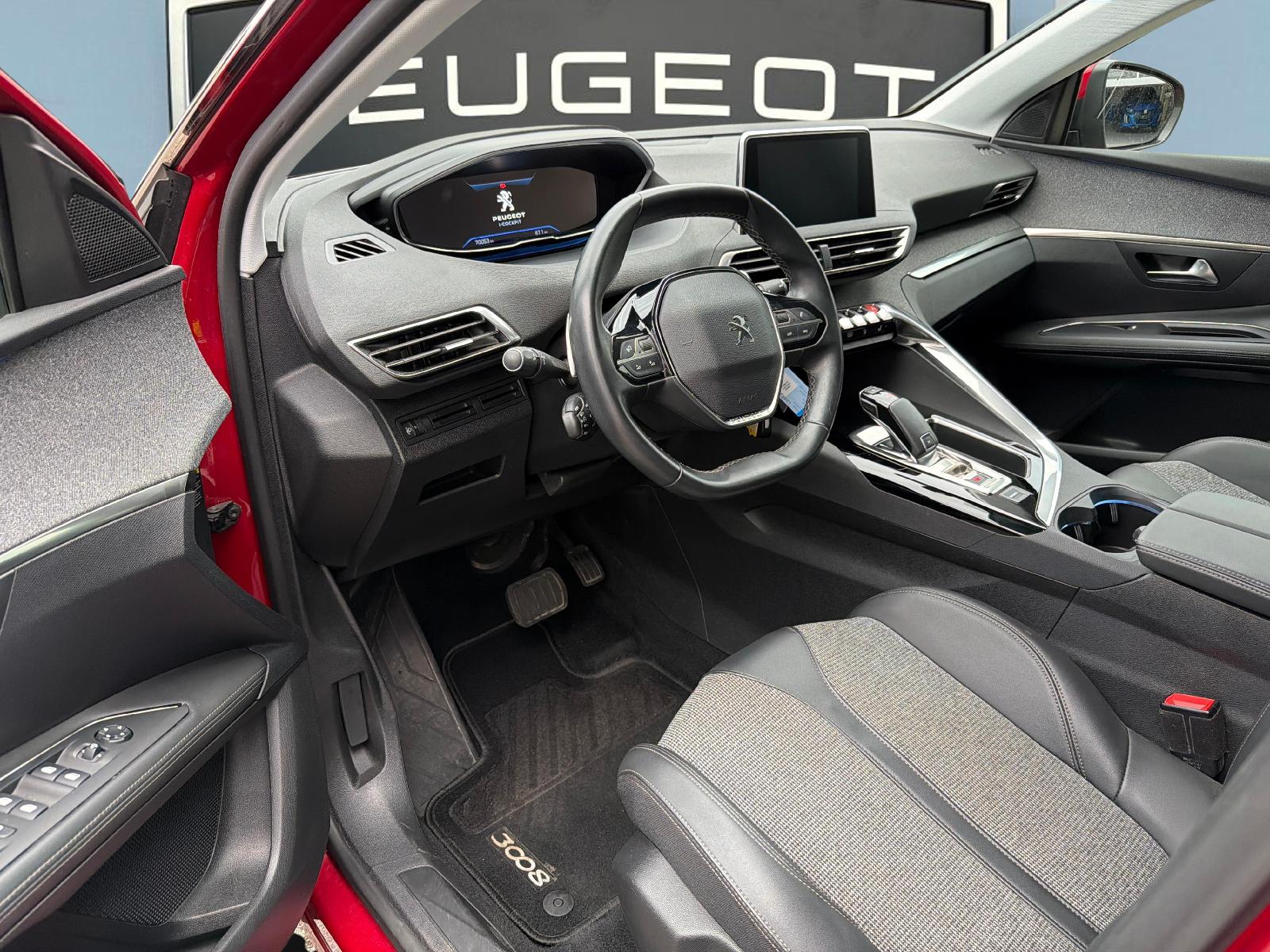 PEUGEOT 3008 1.2 PureTech Allure-image-12