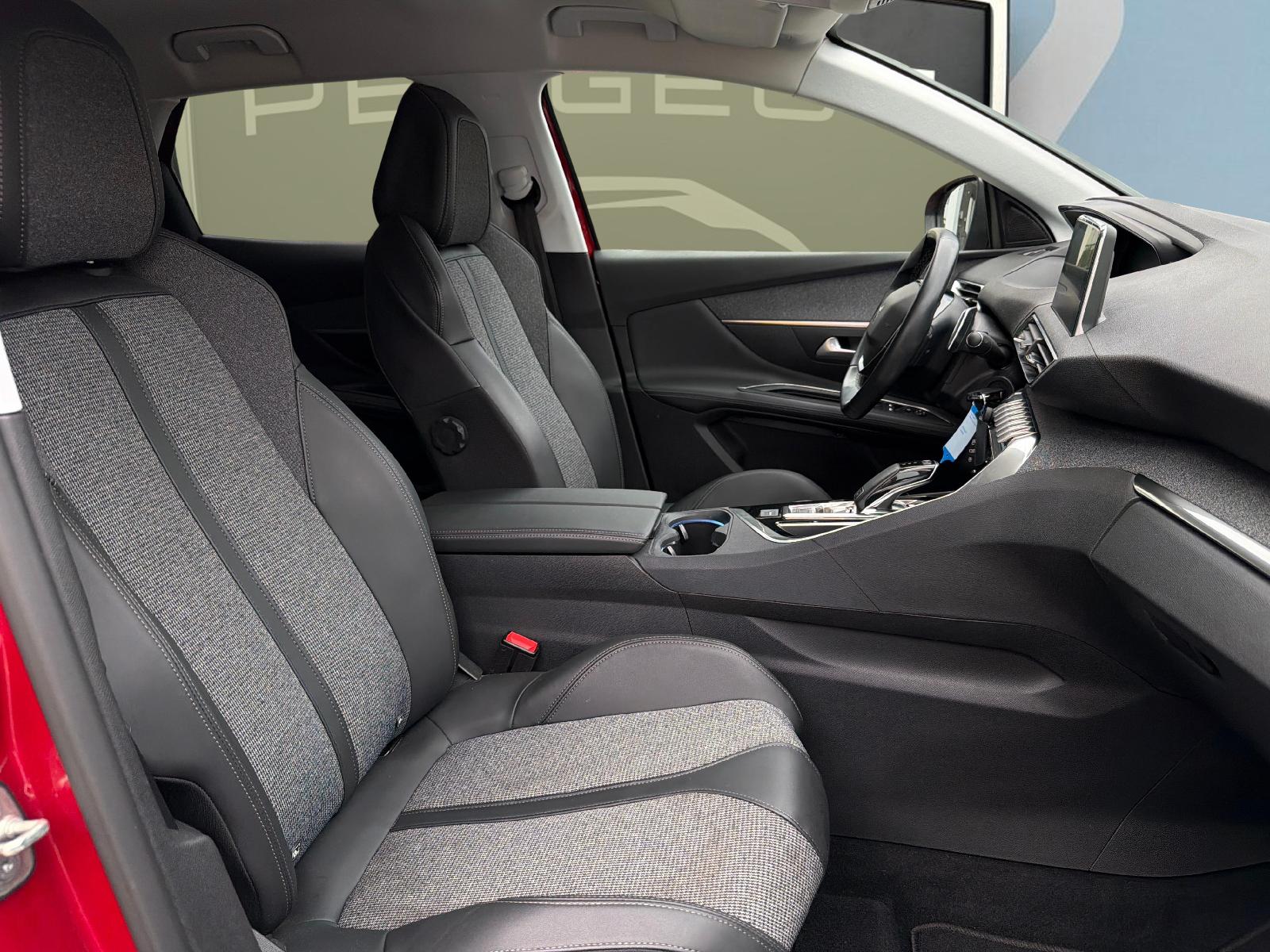 PEUGEOT 3008 1.2 PureTech Allure-image-9