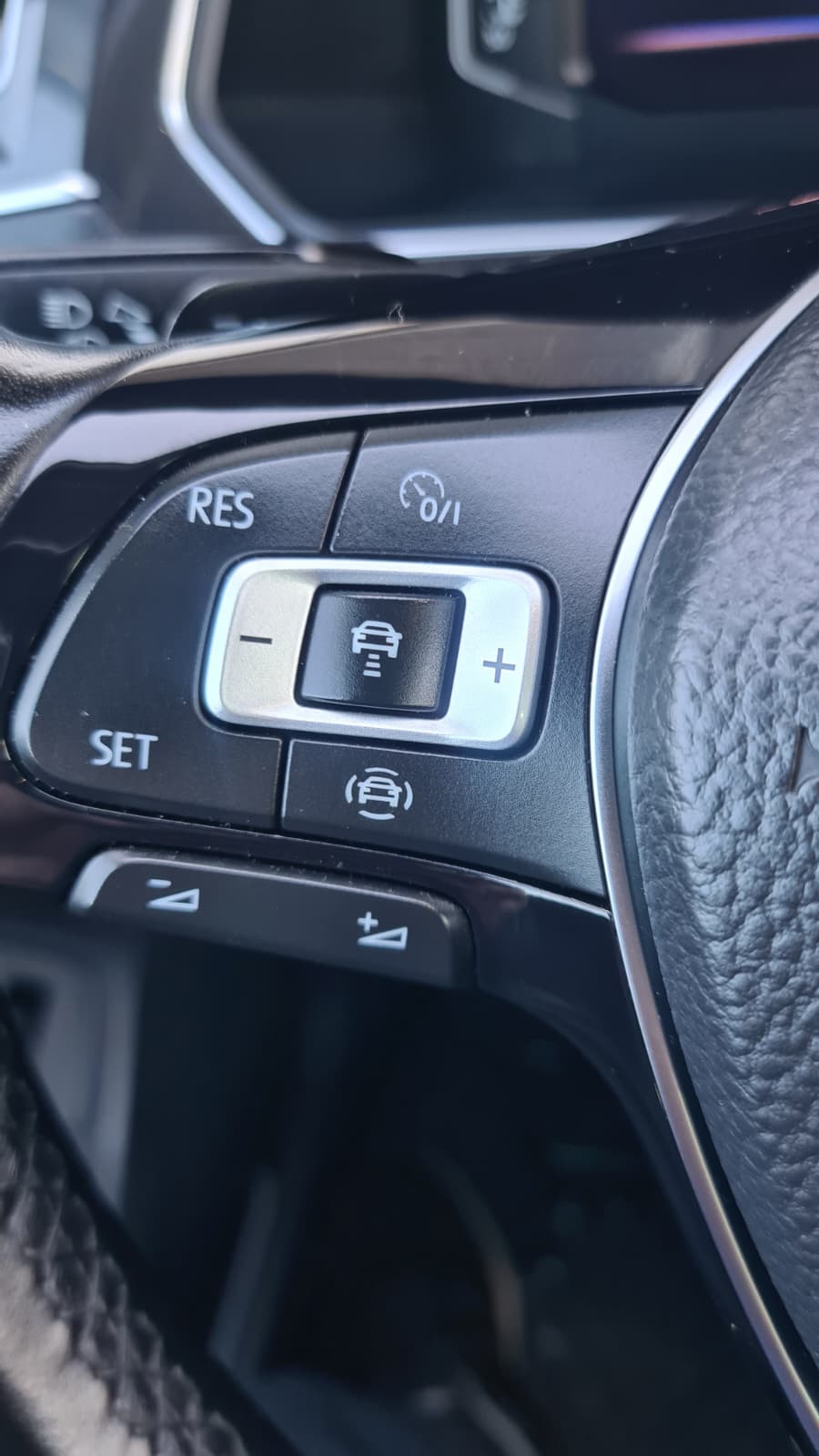 VW Tiguan 2.0 TDI SCR Highline 4Motion DSG ** 190PS ** GR-Navi ** RF-Kamera ** Abstandsregelsysteme ** Frisch Ab MFK & Service **-image-9