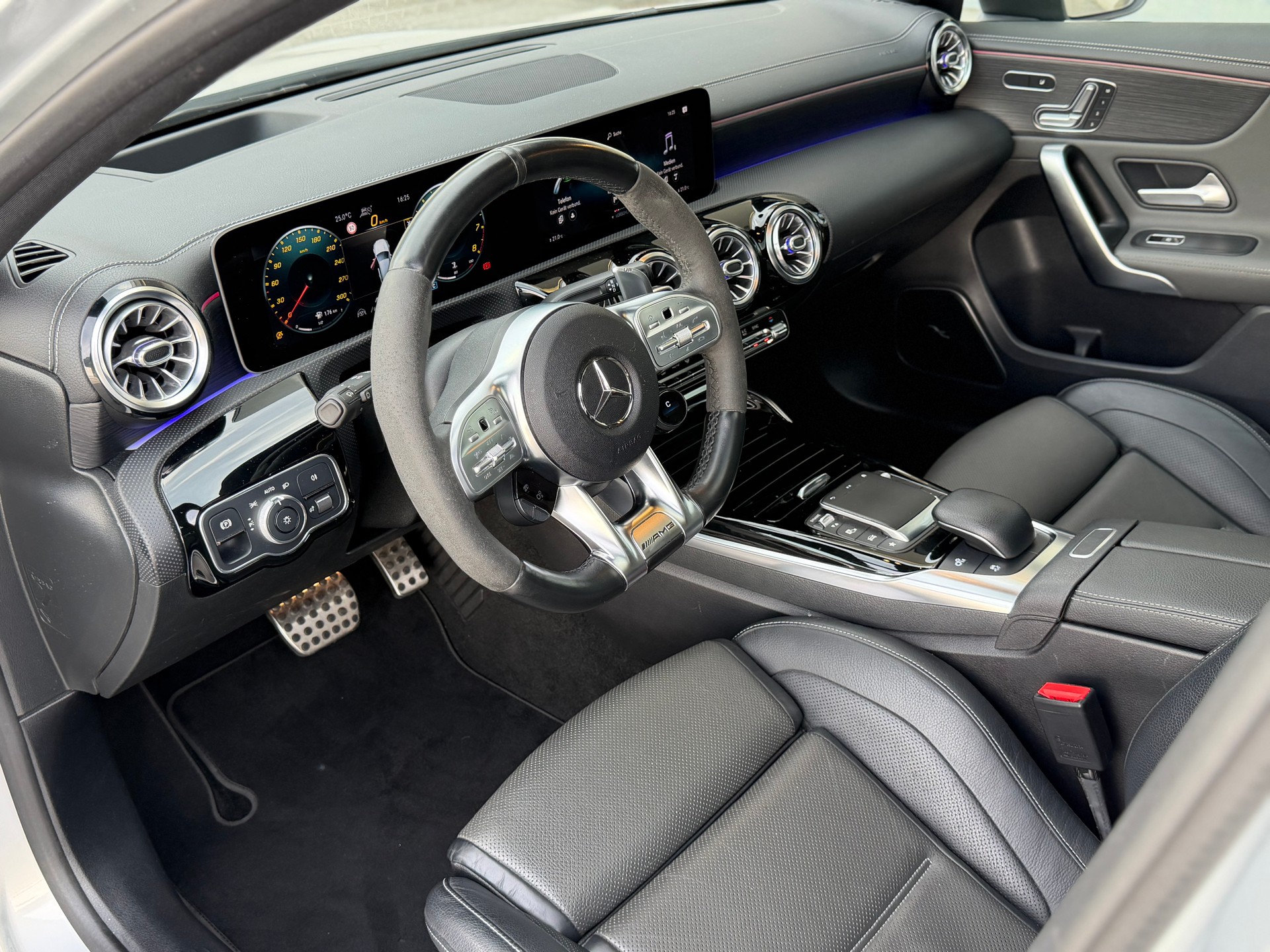 MERCEDES-BENZ A 45 S AMG 4Matic+ Speedshift-image-9