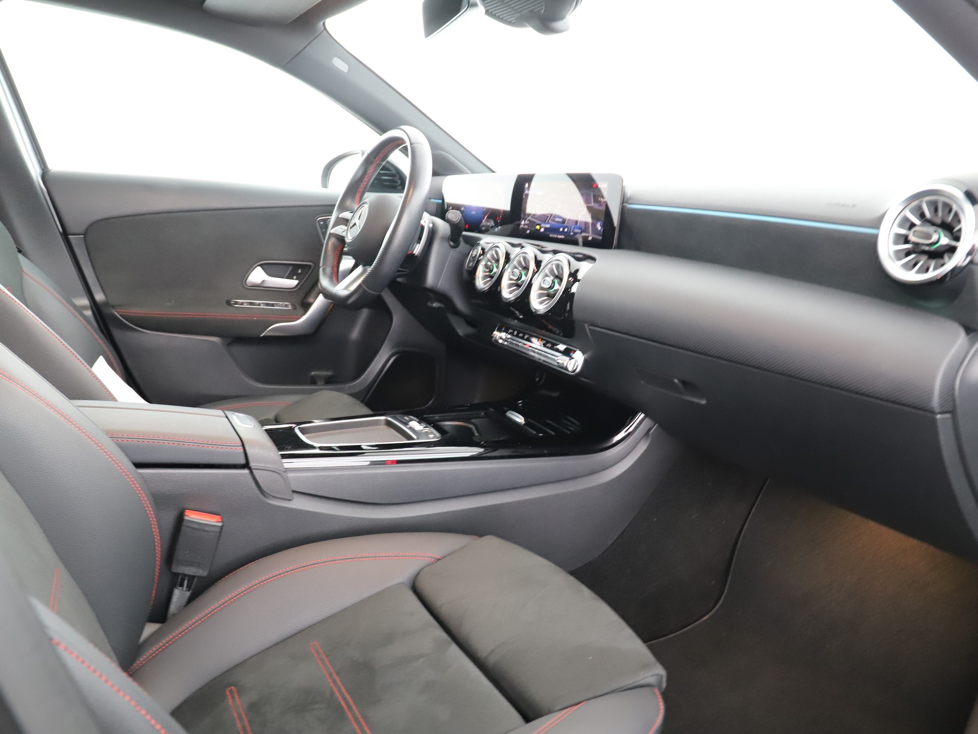 MERCEDES-BENZ A 220 4Matic 8G-DCT-image-9