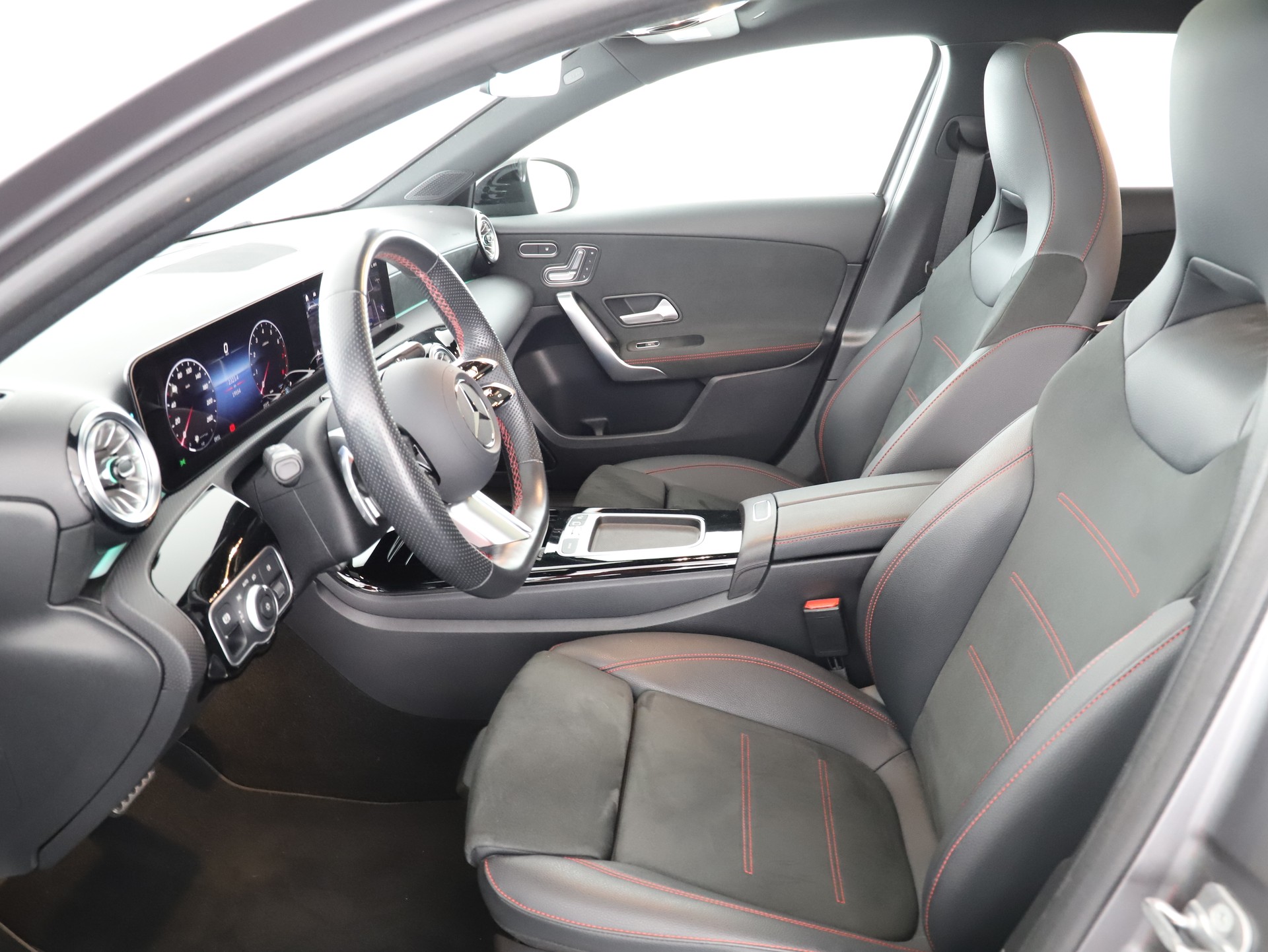 MERCEDES-BENZ A 220 4Matic 8G-DCT-image-8