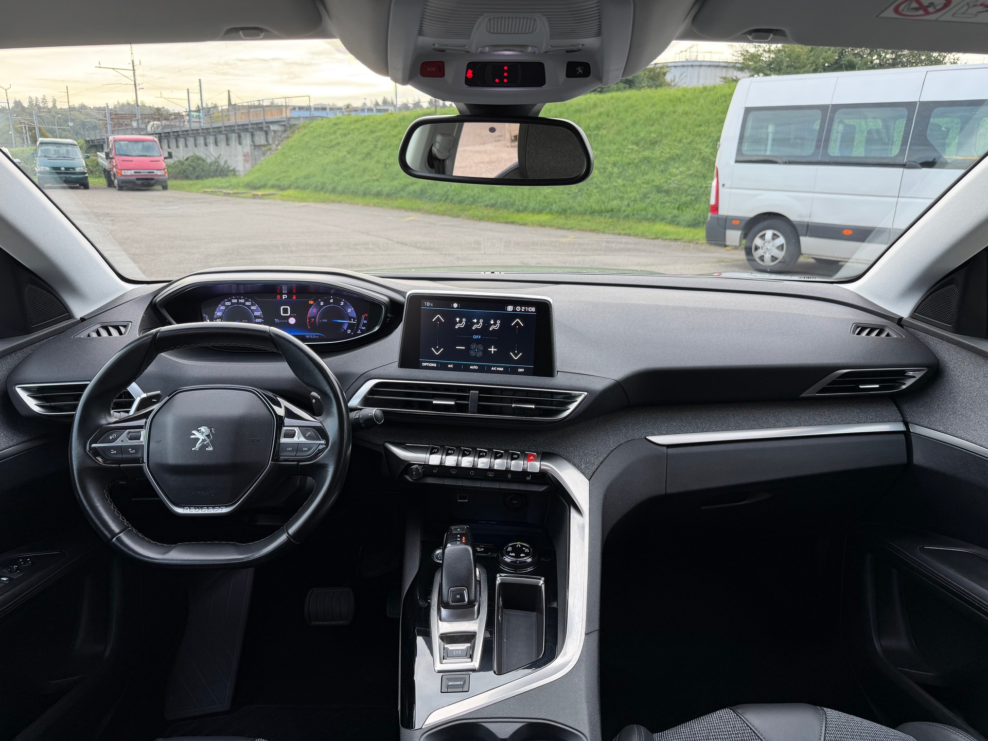 PEUGEOT 3008 1.2 PureTech Allure EAT-image-12