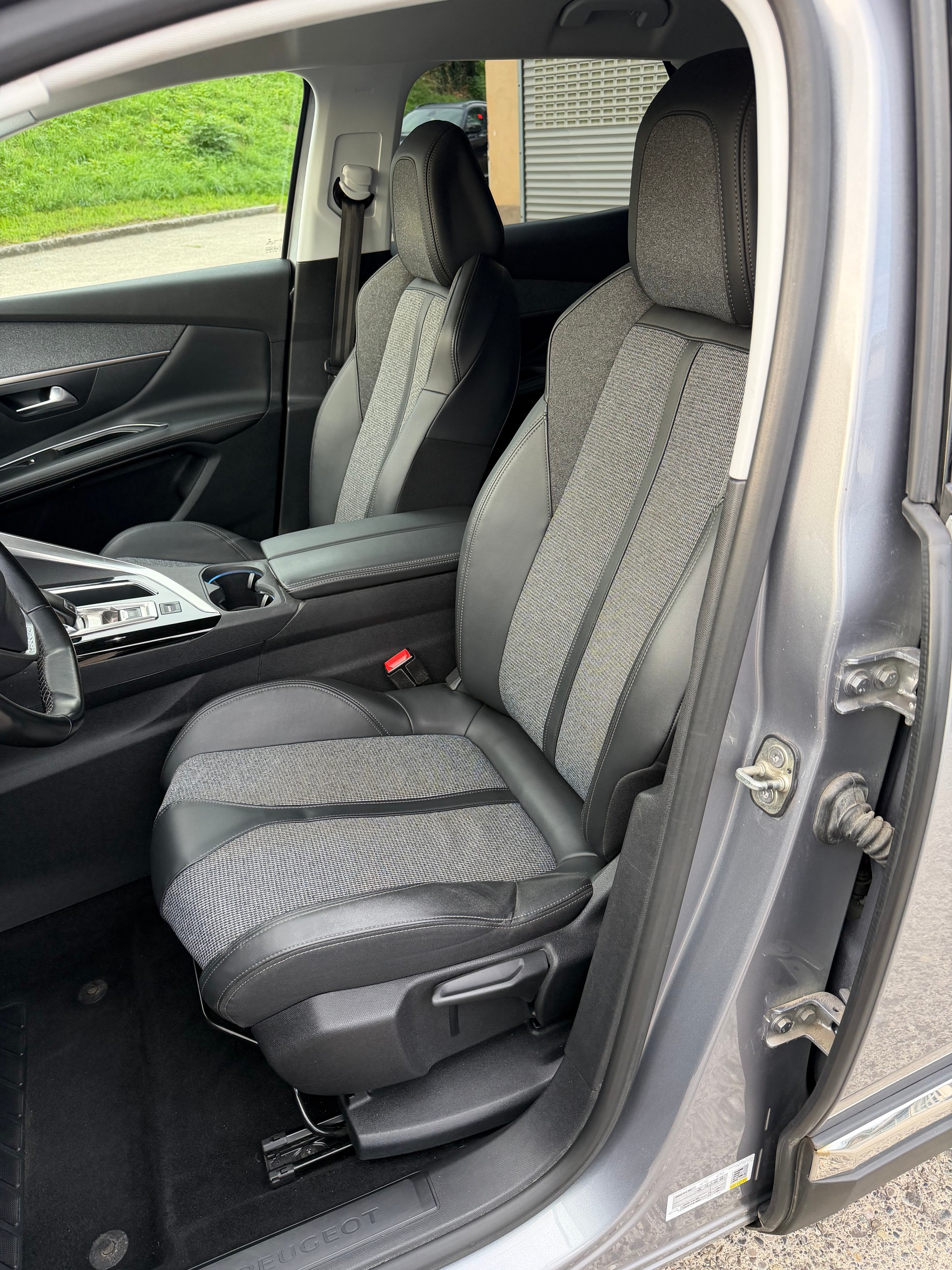 PEUGEOT 3008 1.2 PureTech Allure EAT-image-9