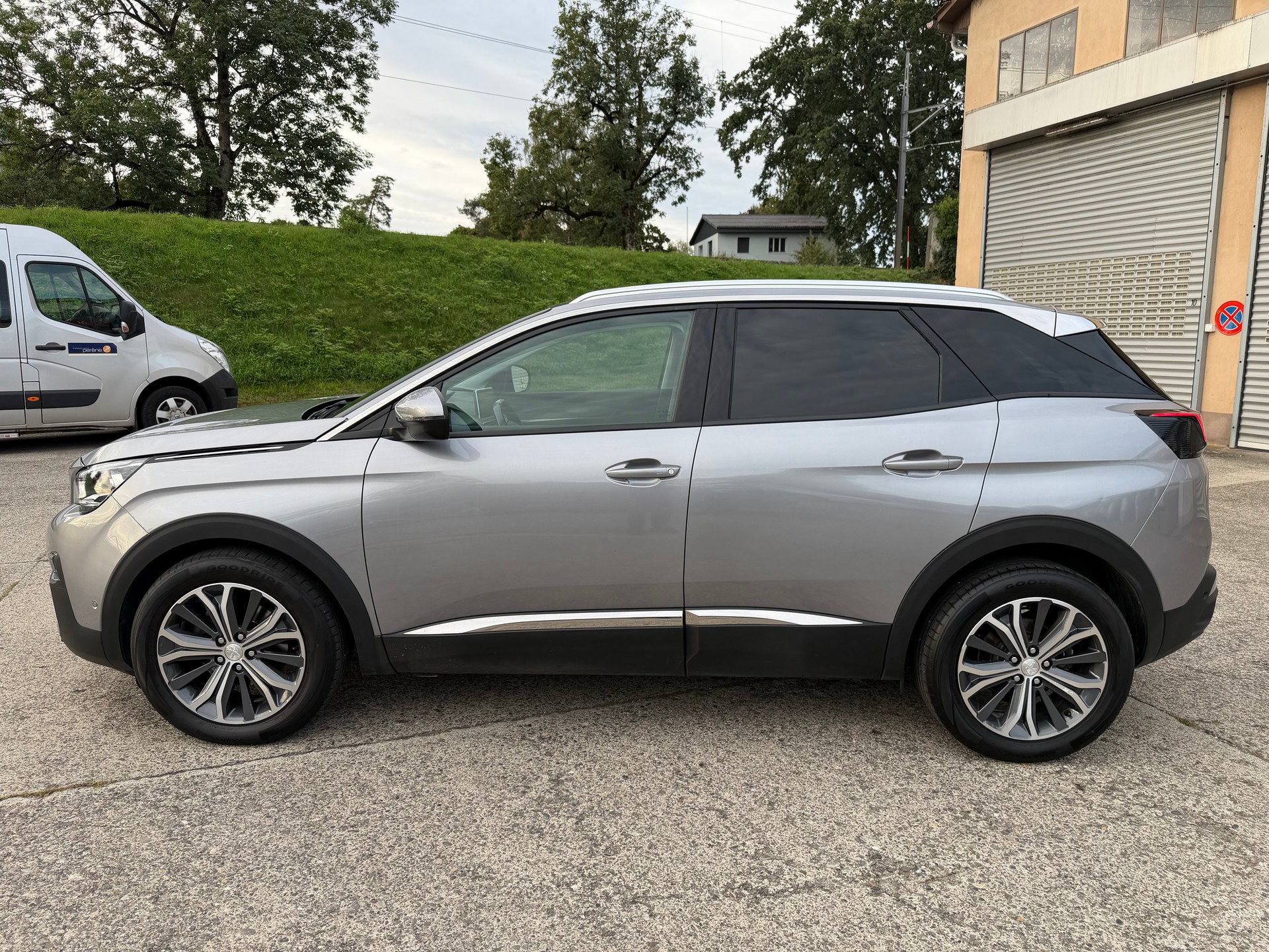 PEUGEOT 3008 1.2 PureTech Allure EAT-image-1
