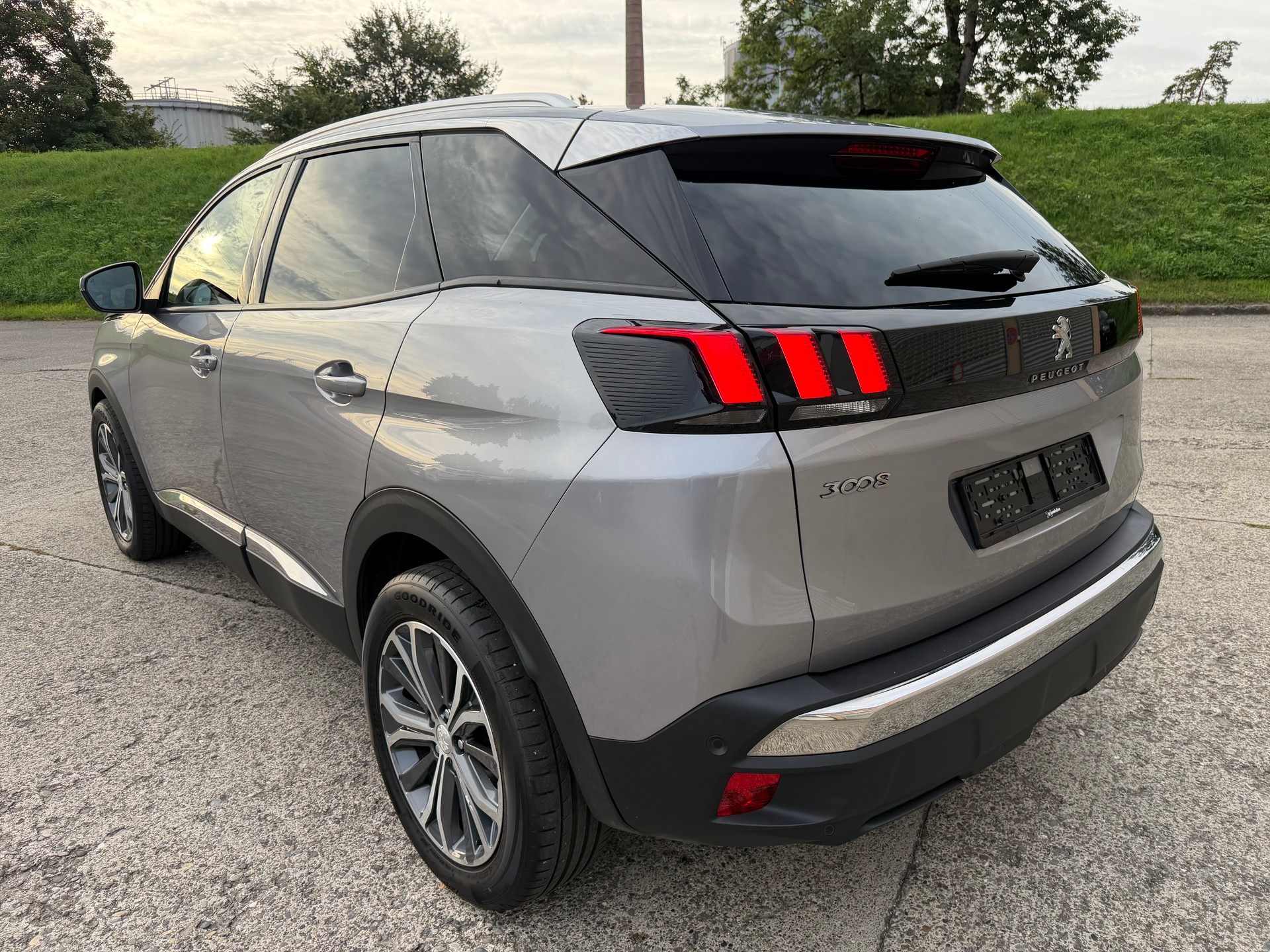 PEUGEOT 3008 1.2 PureTech Allure EAT-image-2