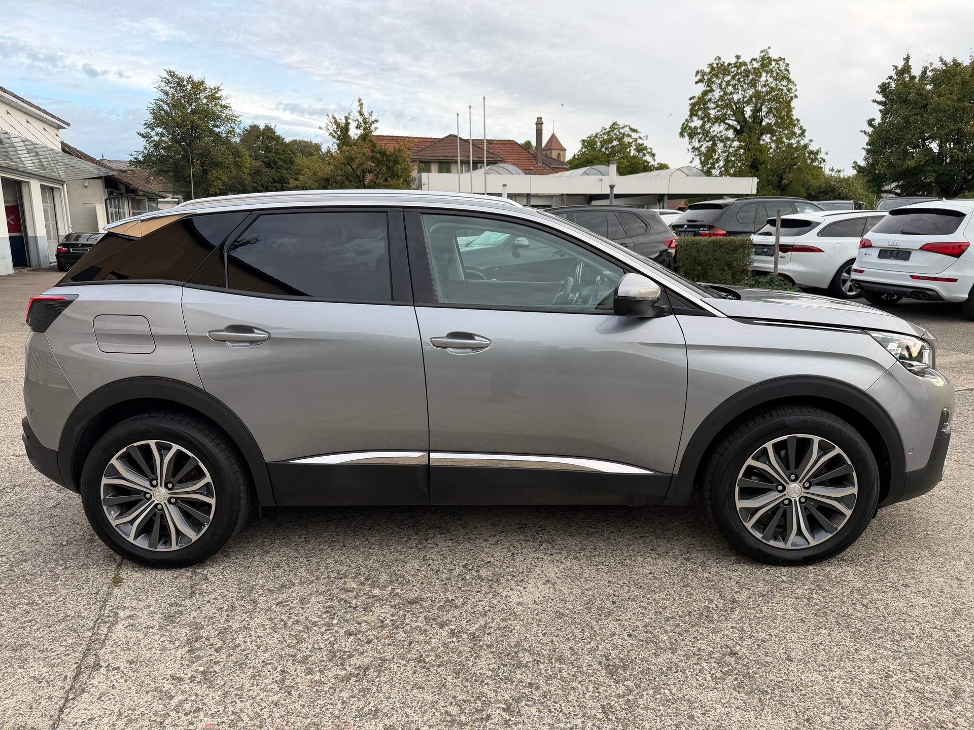 PEUGEOT 3008 1.2 PureTech Allure EAT-image-5