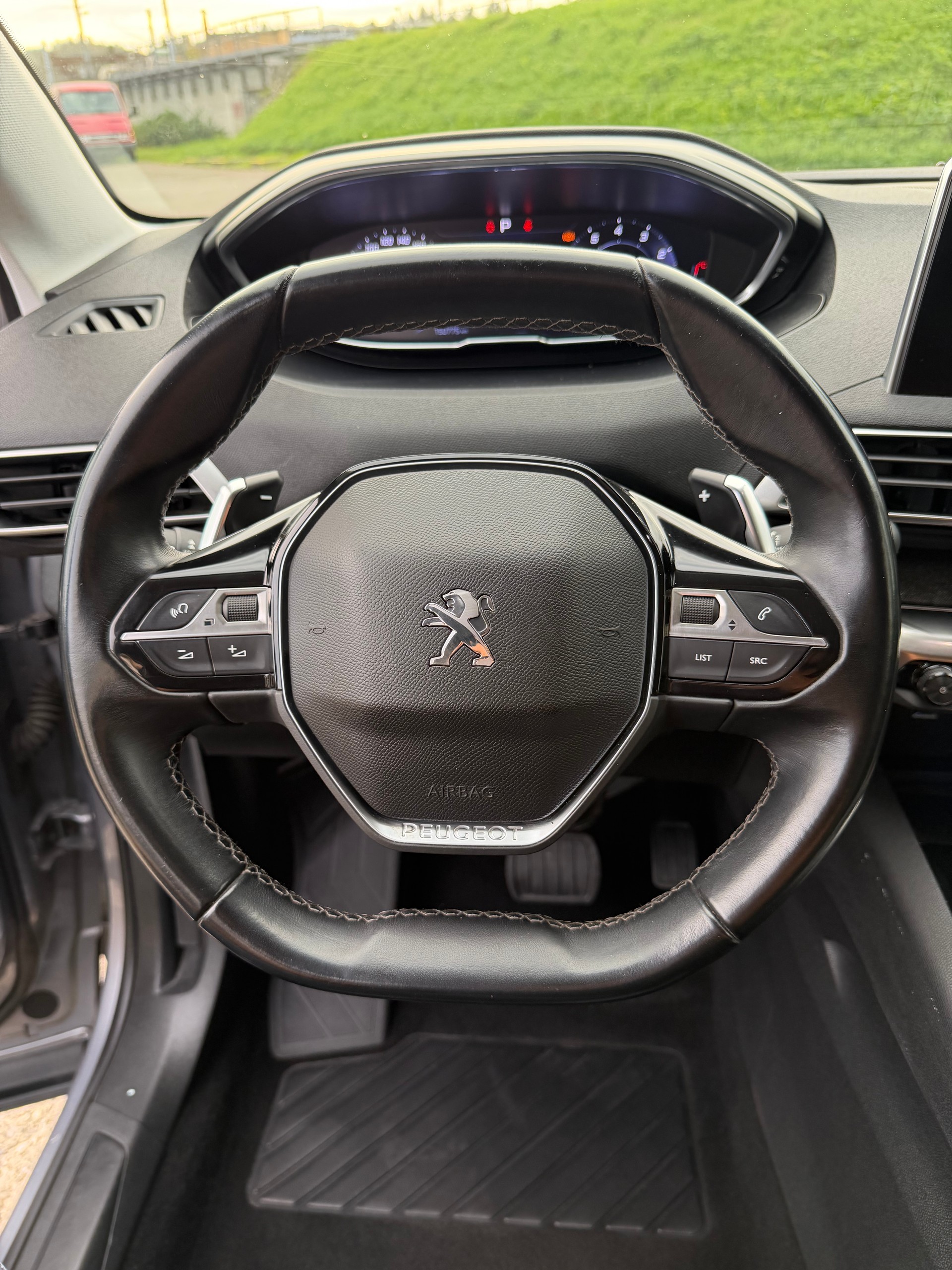 PEUGEOT 3008 1.2 PureTech Allure EAT-image-10