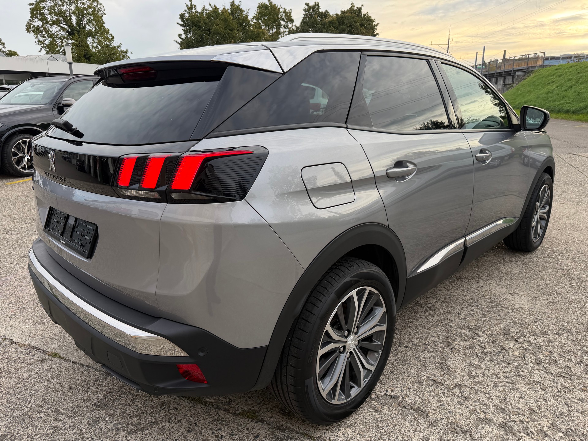 PEUGEOT 3008 1.2 PureTech Allure EAT-image-4