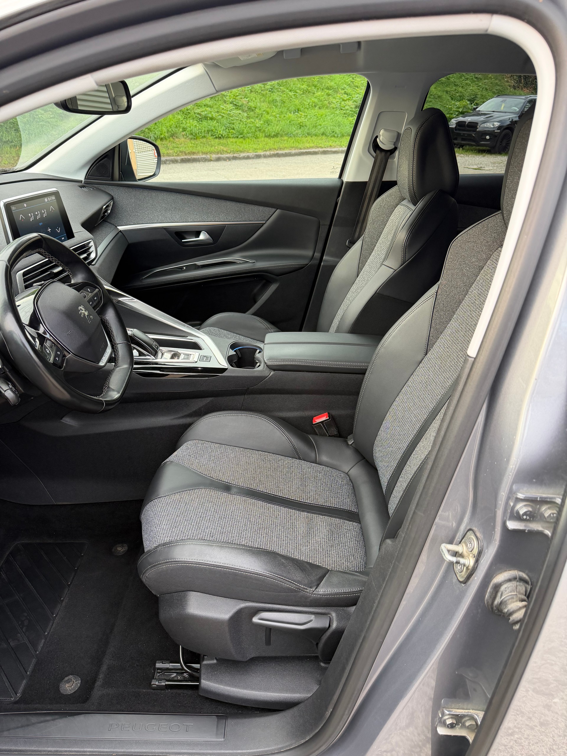 PEUGEOT 3008 1.2 PureTech Allure EAT-image-8