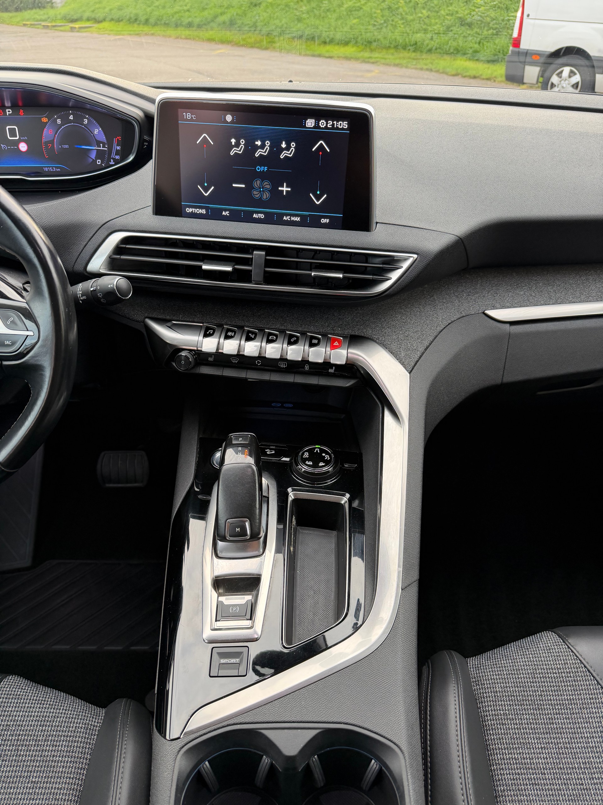 PEUGEOT 3008 1.2 PureTech Allure EAT-image-11