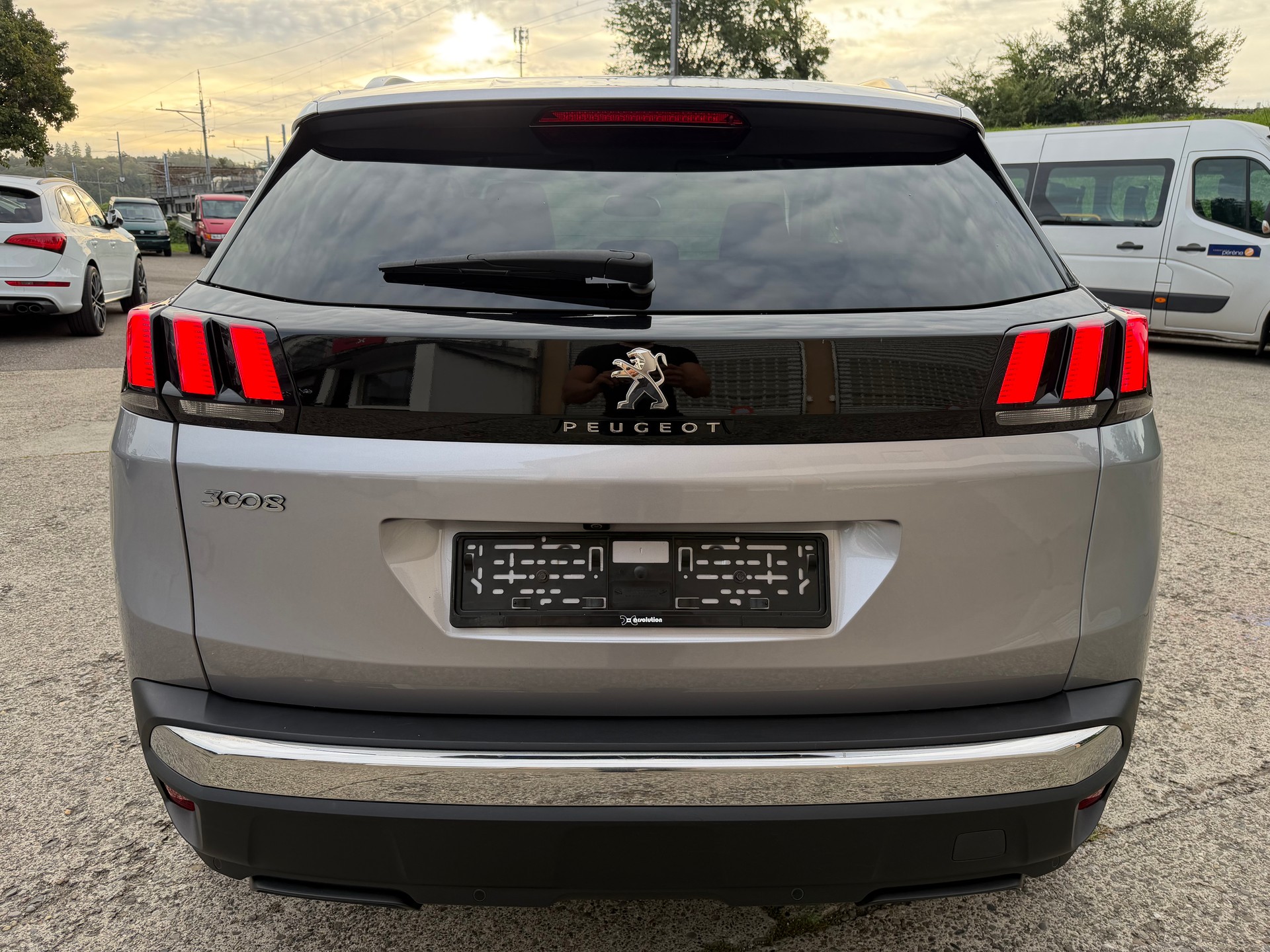 PEUGEOT 3008 1.2 PureTech Allure EAT-image-3