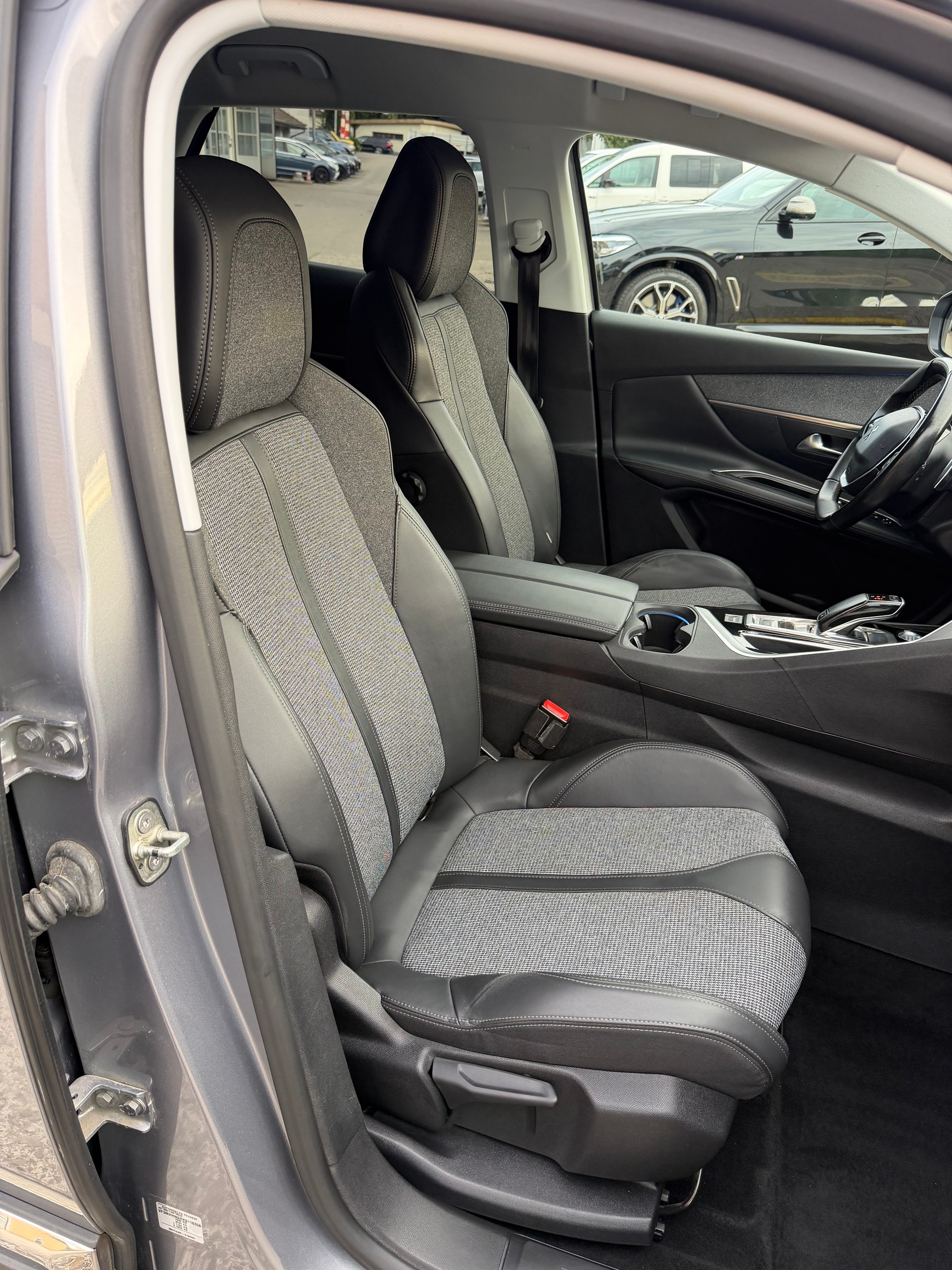 PEUGEOT 3008 1.2 PureTech Allure EAT-image-16
