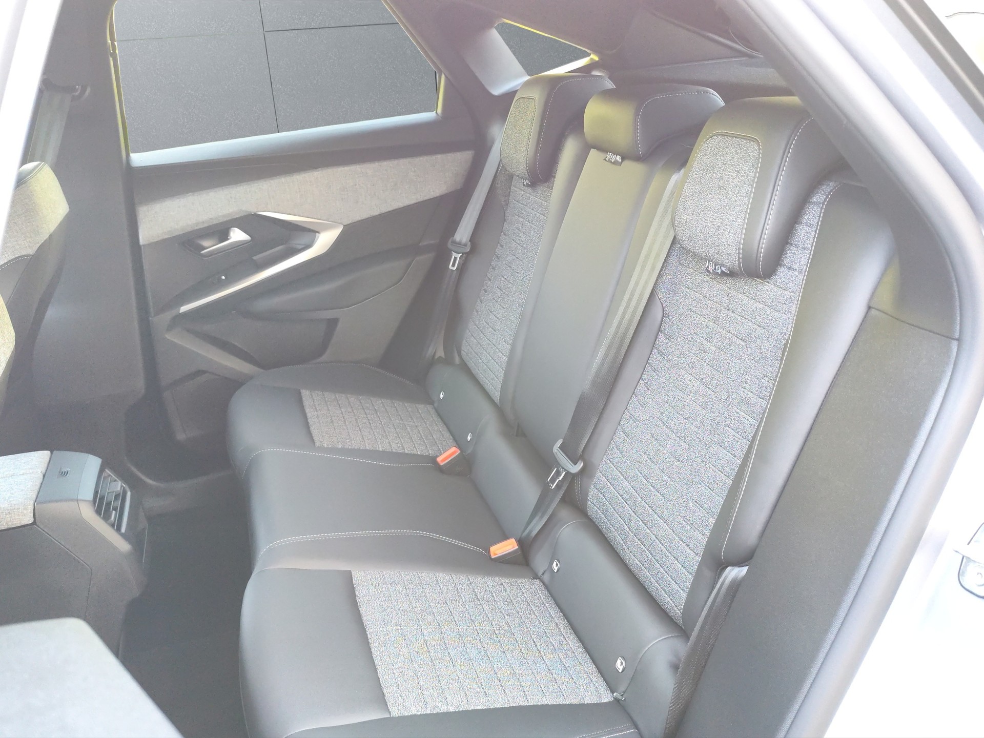 PEUGEOT 3008 1.2 Hybrid Business-image-11