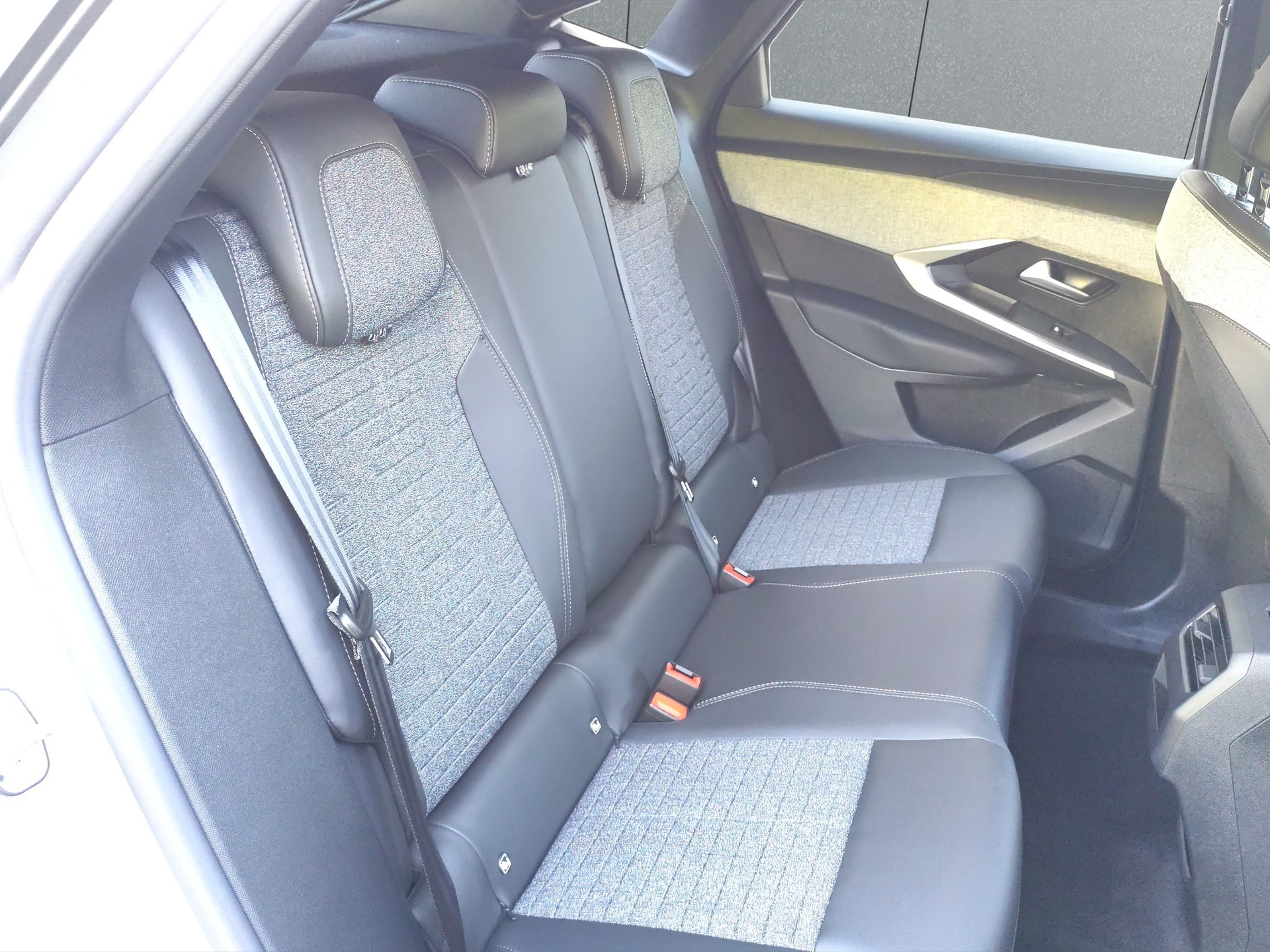 PEUGEOT 3008 1.2 Hybrid Business-image-16