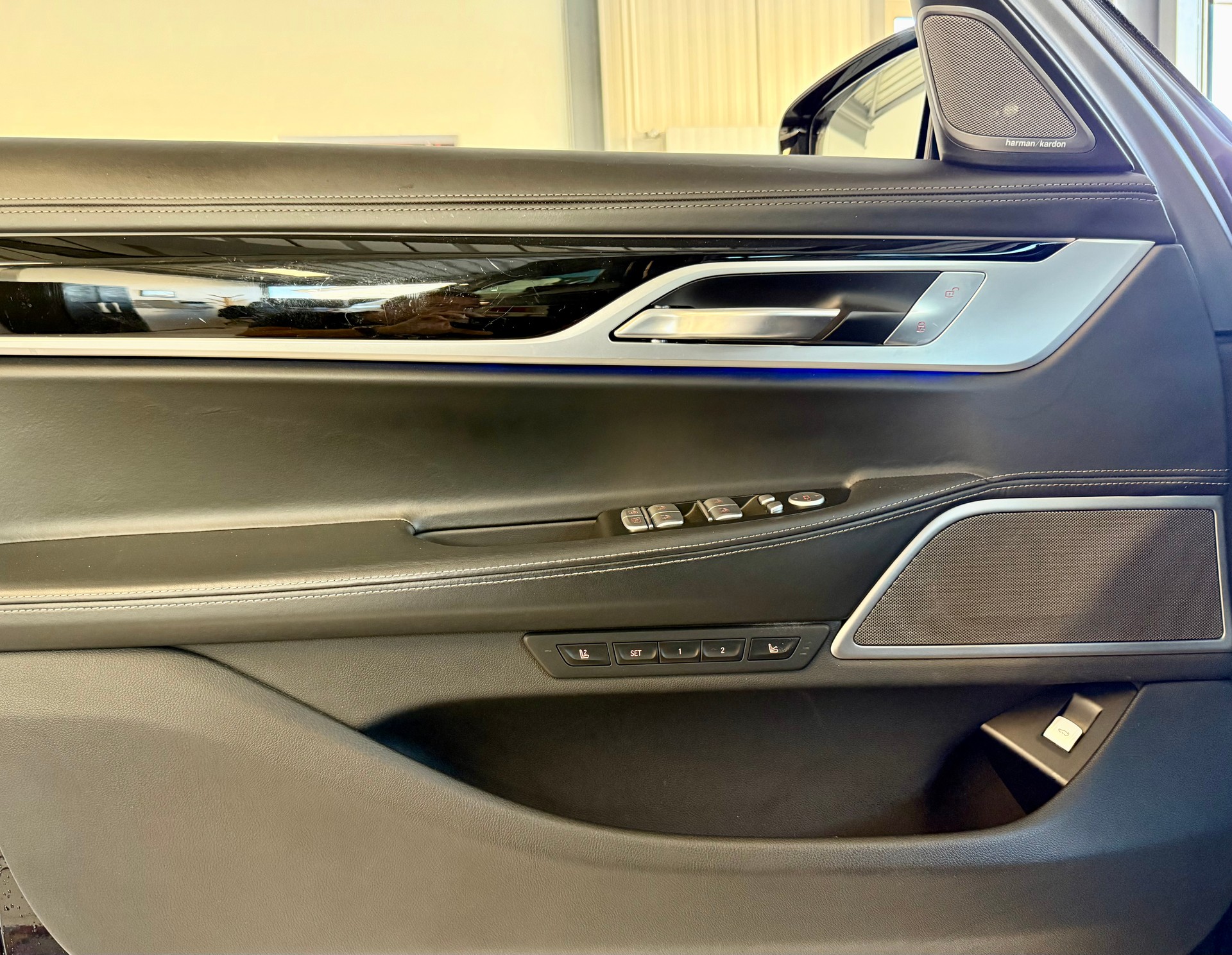 BMW 740d xDrive Steptronic-image-24