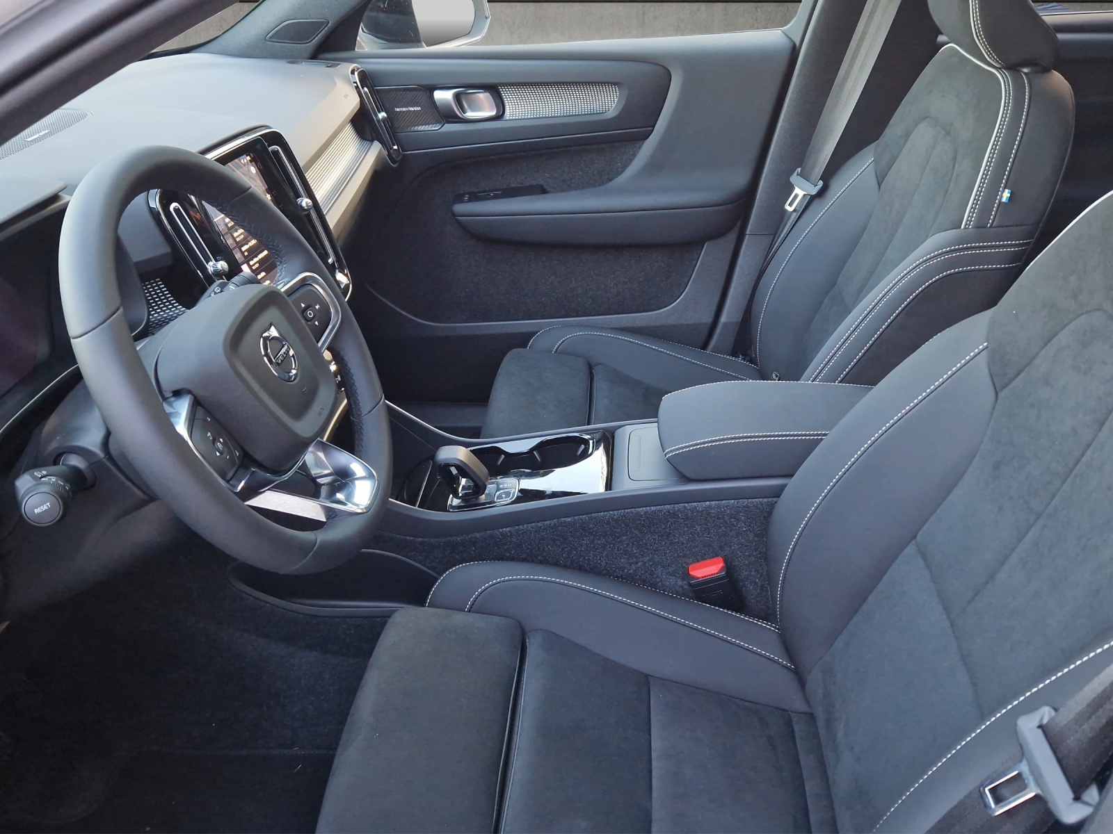 VOLVO EX40 Twin Black Edition AWD-image-2