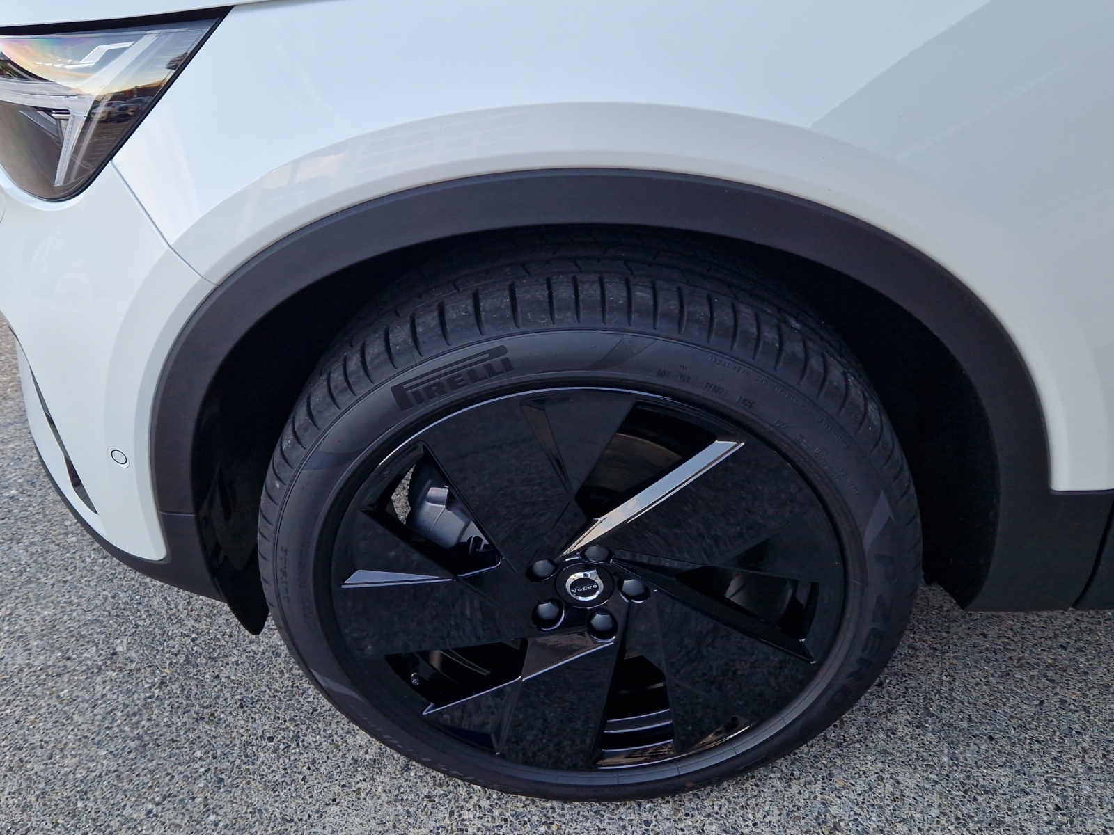 VOLVO EX40 Twin Black Edition AWD-image-15