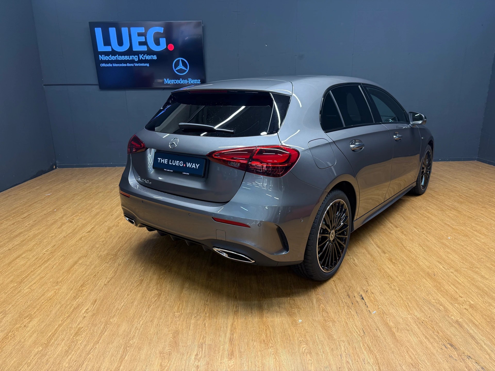 MERCEDES-BENZ A 250 e EQ Star - AMG / DISTRONIC / 360 Grad Kamera-image-7