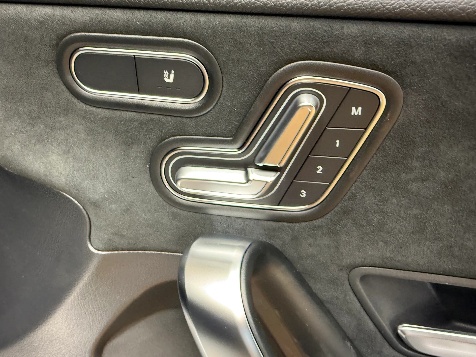 MERCEDES-BENZ A 250 e EQ Star - AMG / DISTRONIC / 360 Grad Kamera-image-9