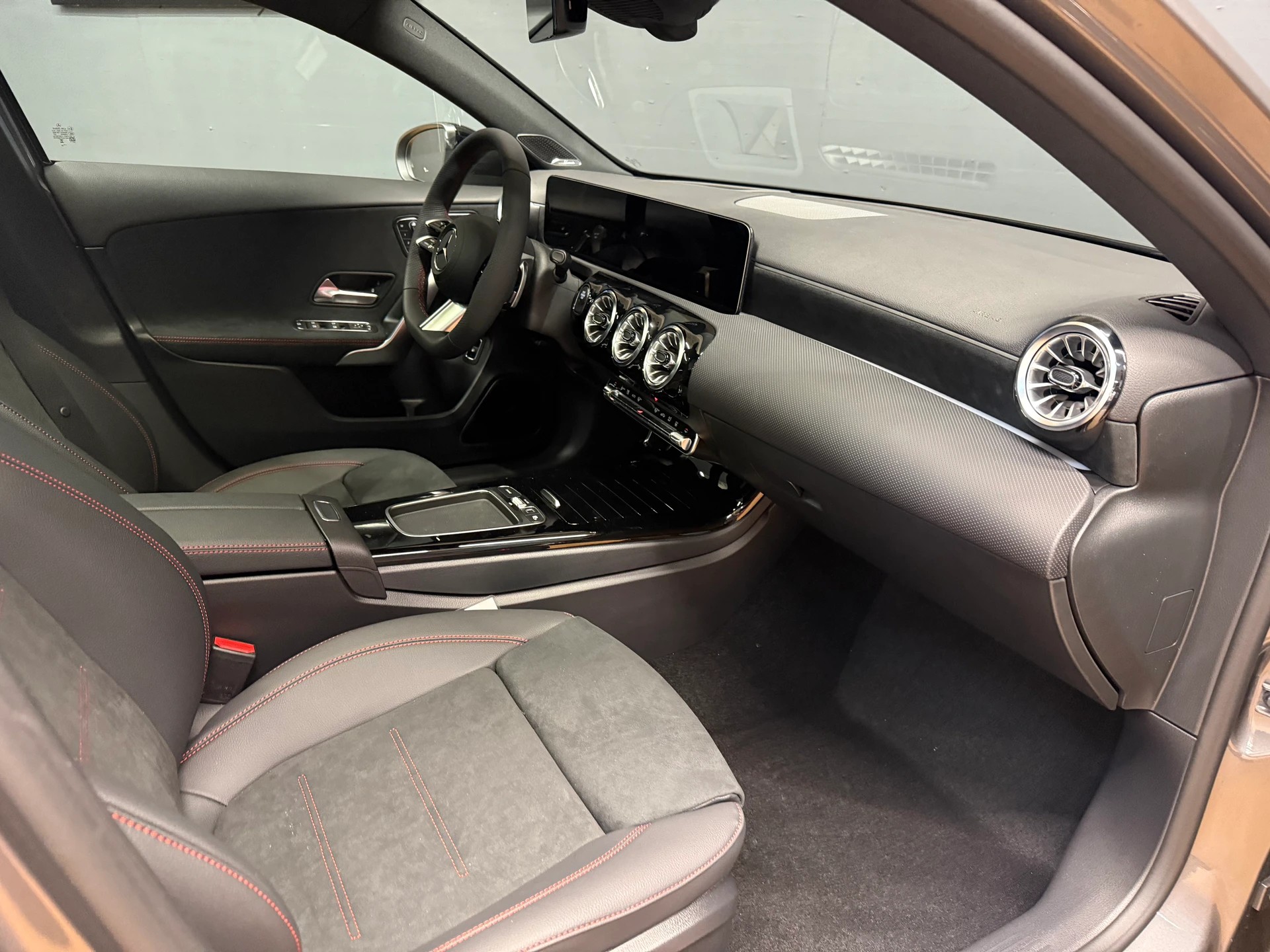 MERCEDES-BENZ A 250 e EQ Star - AMG / DISTRONIC / 360 Grad Kamera-image-12