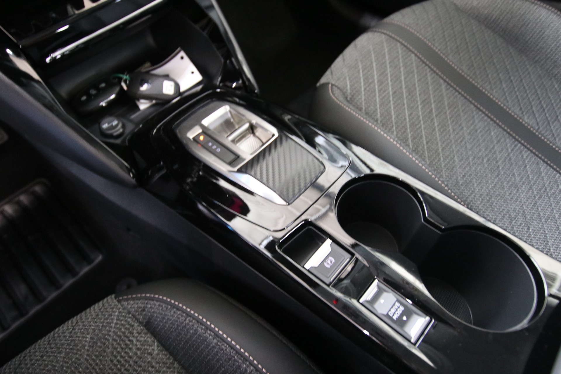 PEUGEOT 208 1.2 MHEV 110 Allure Premium *Werksgarantie bis 01.2030*-image-23