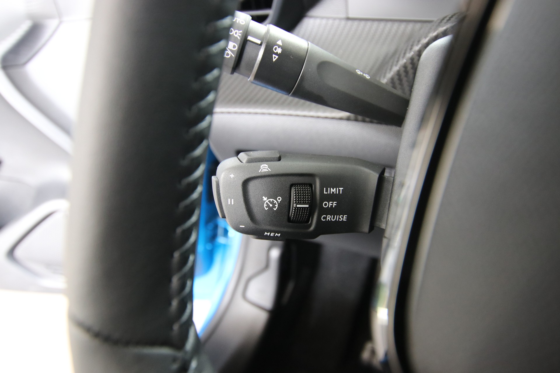PEUGEOT 208 1.2 MHEV 110 Allure Premium *Werksgarantie bis 01.2030*-image-24