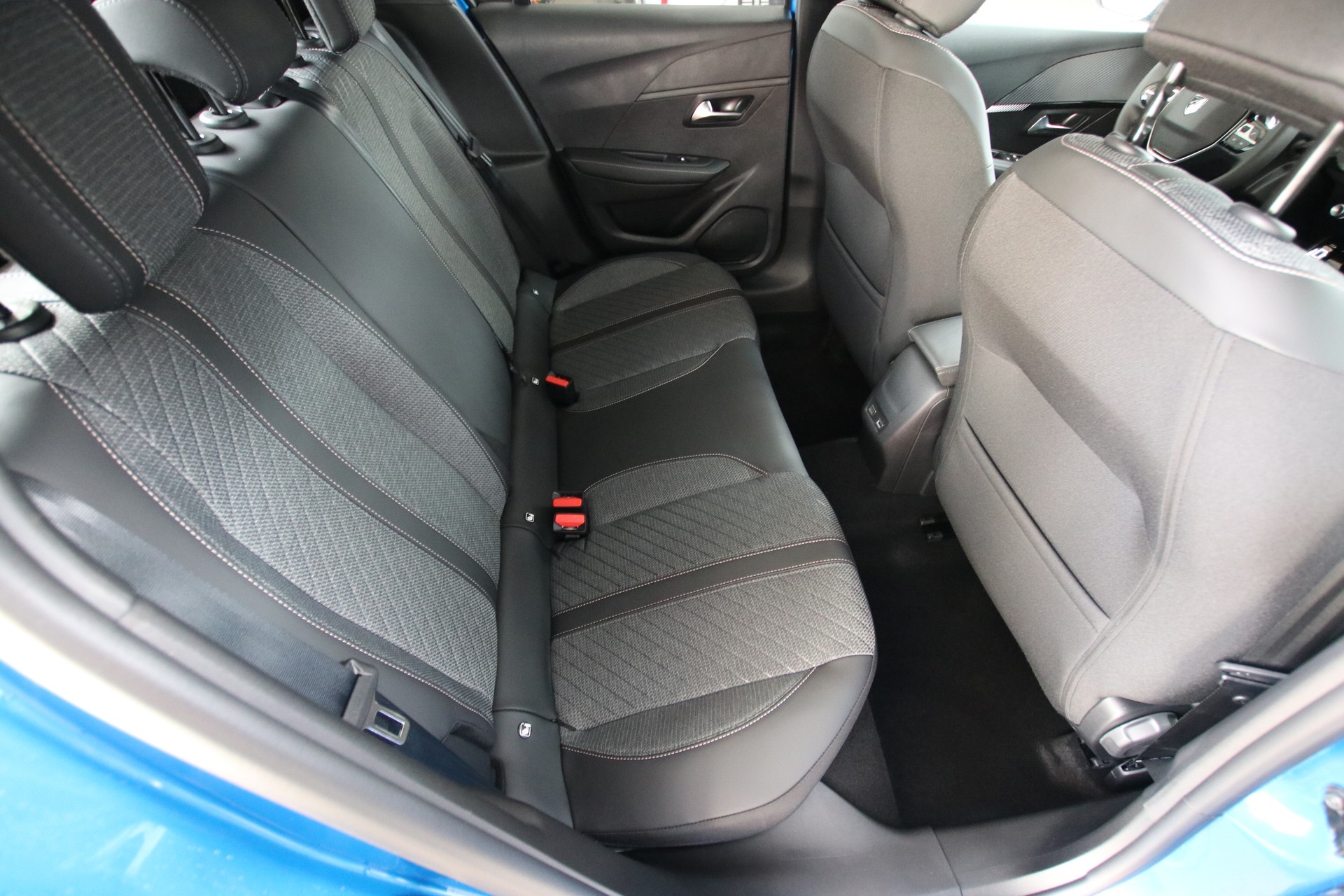 PEUGEOT 208 1.2 MHEV 110 Allure Premium *Werksgarantie bis 01.2030*-image-14