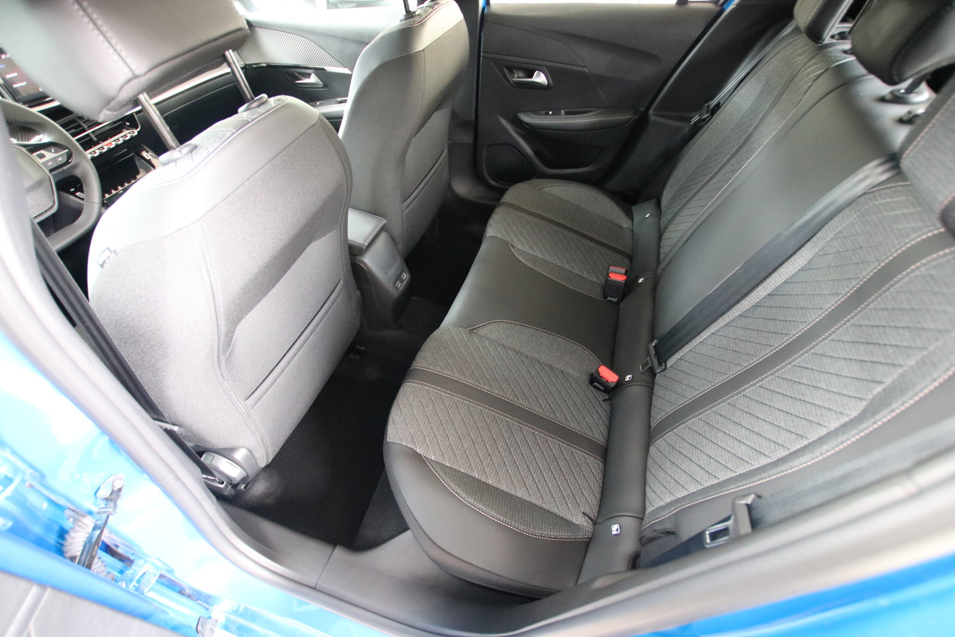 PEUGEOT 208 1.2 MHEV 110 Allure Premium *Werksgarantie bis 01.2030*-image-13