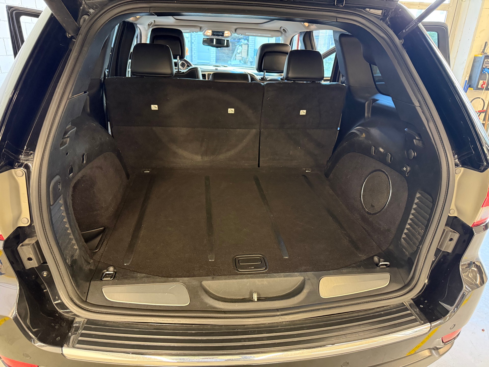 JEEP Grand Cherokee 5.7 HEMI Overland Automatic-image-12