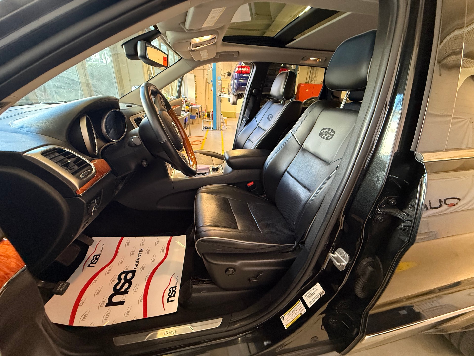 JEEP Grand Cherokee 5.7 HEMI Overland Automatic-image-8