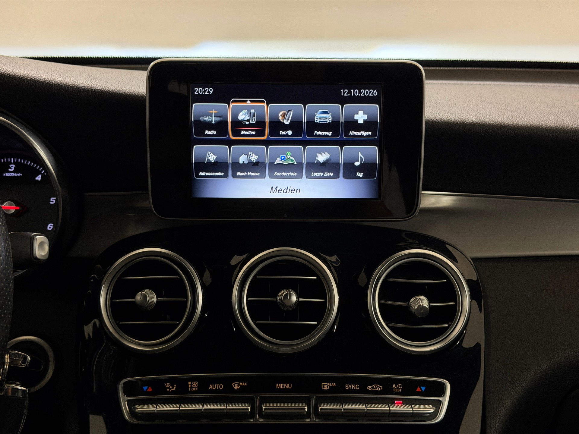MERCEDES-BENZ GLC 220 d AMG Line 4Matic 9G-Tronic-image-22