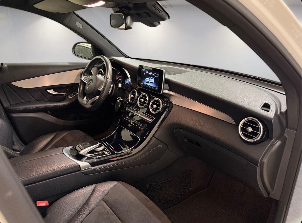 MERCEDES-BENZ GLC 220 d AMG Line 4Matic 9G-Tronic-image-15