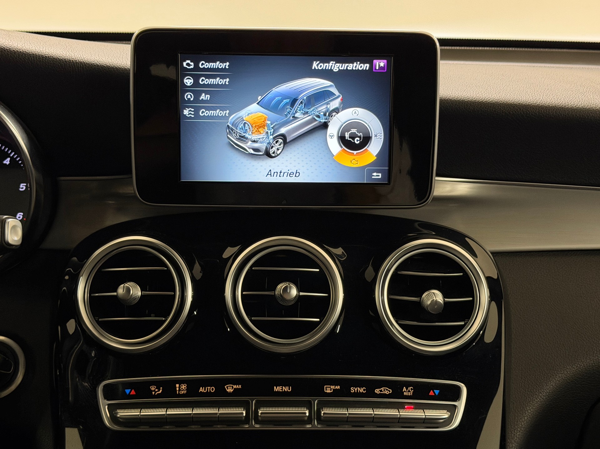MERCEDES-BENZ GLC 220 d AMG Line 4Matic 9G-Tronic-image-21