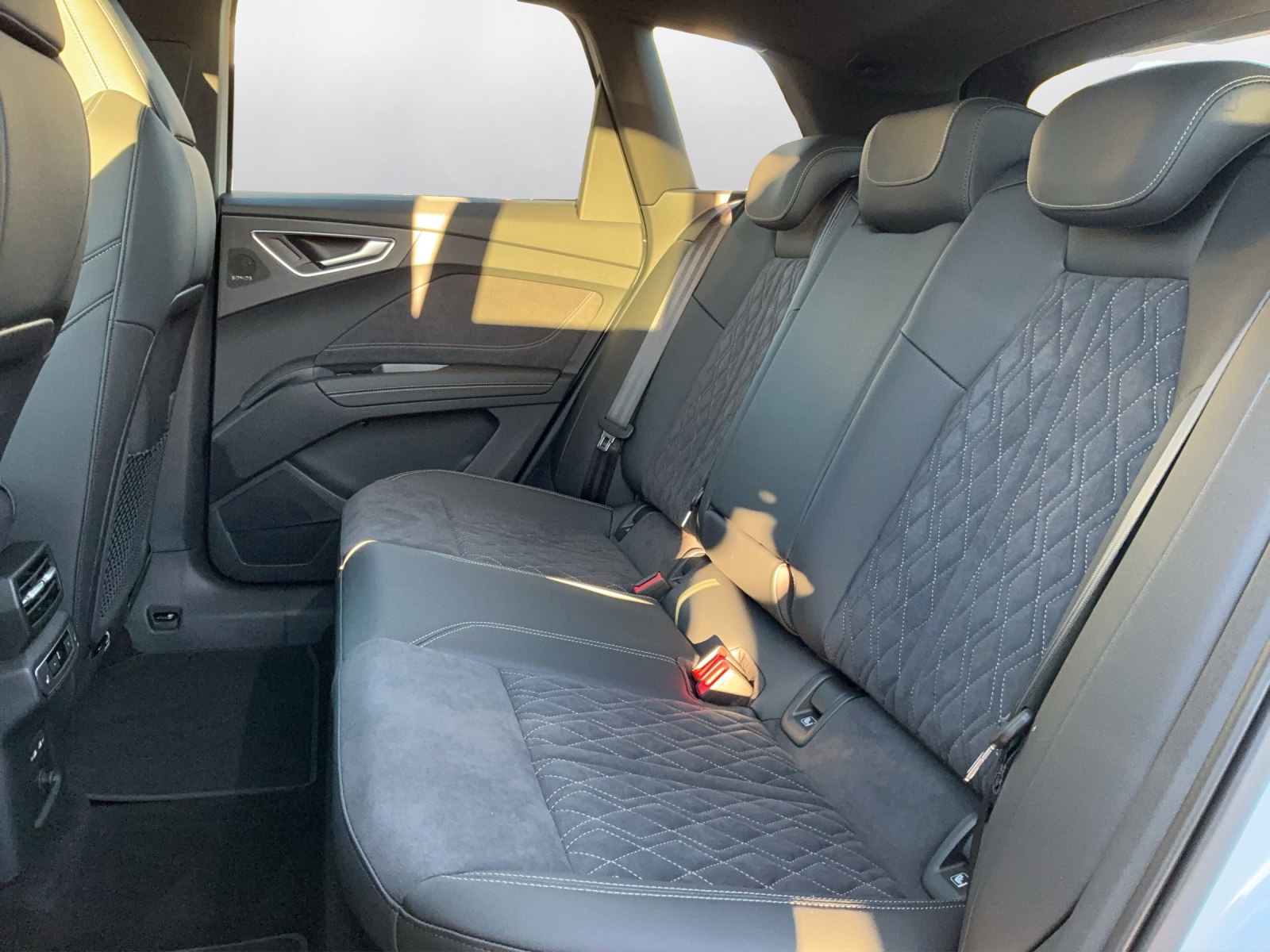 AUDI Q4 e-tron SUV quattro performance Swiss Ski-image-10