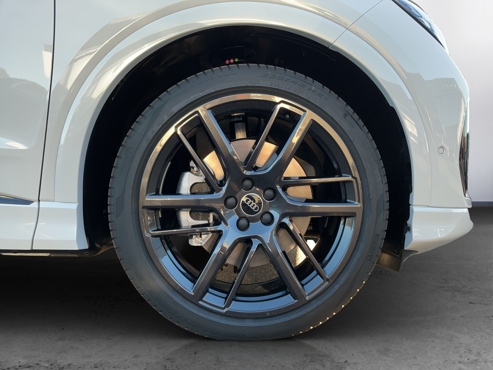 AUDI Q4 e-tron SUV quattro performance Swiss Ski-image-12