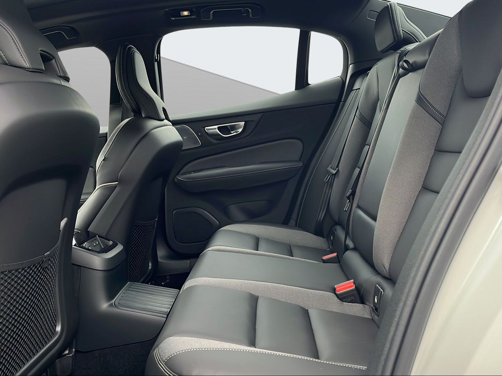 VOLVO S60 2.0 T8 TE Ultimate Dark eAWD-image-13