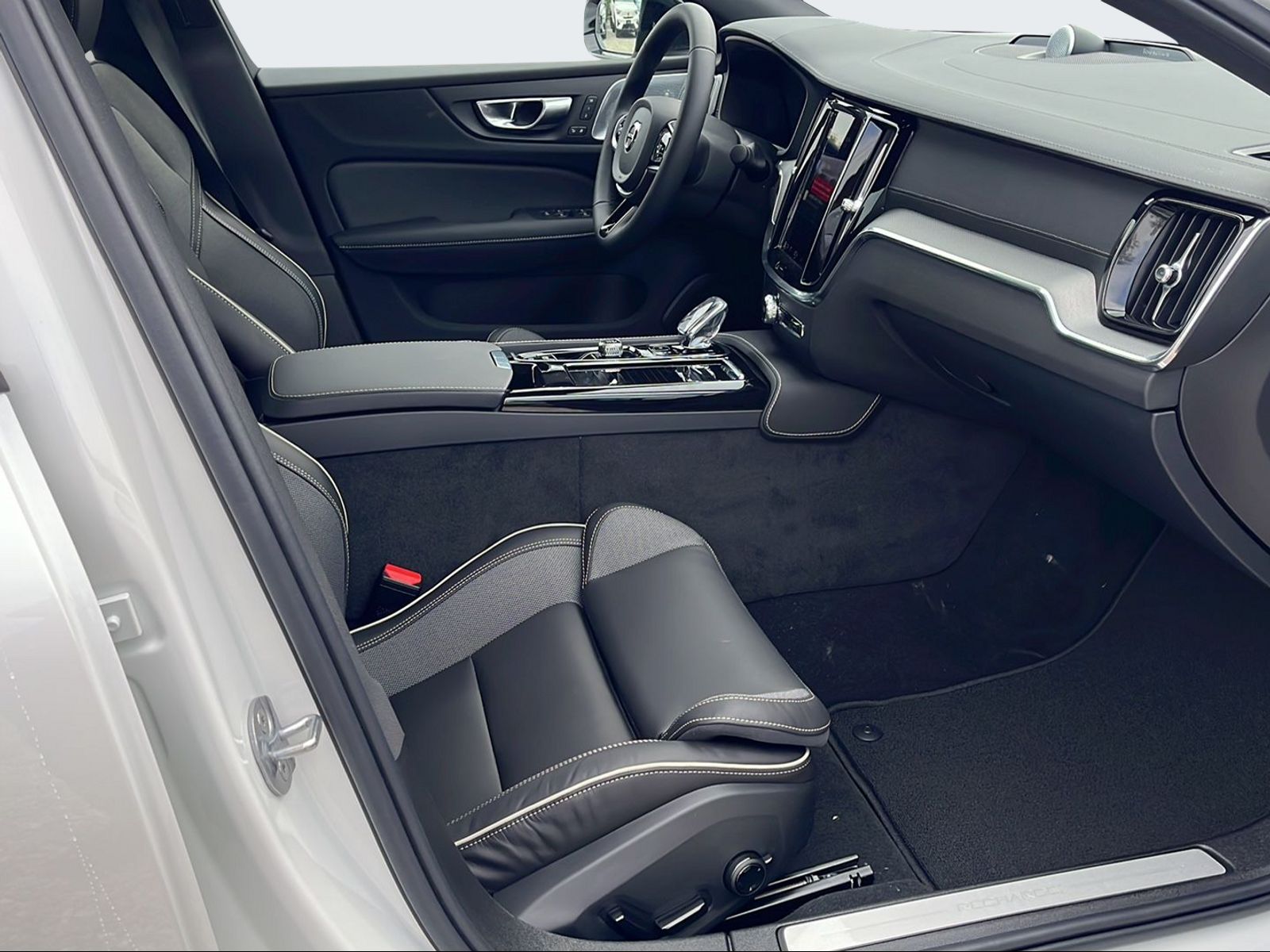 VOLVO S60 2.0 T8 TE Ultimate Dark eAWD-image-14