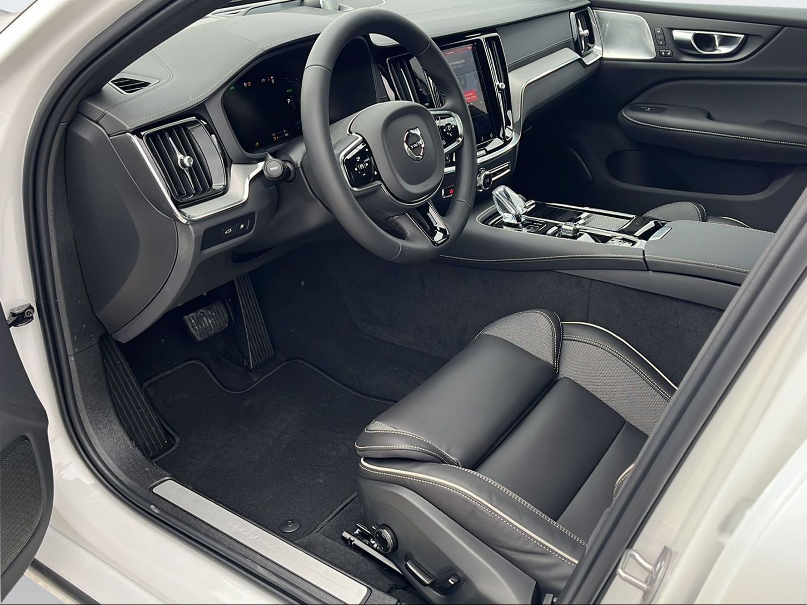 VOLVO S60 2.0 T8 TE Ultimate Dark eAWD-image-9
