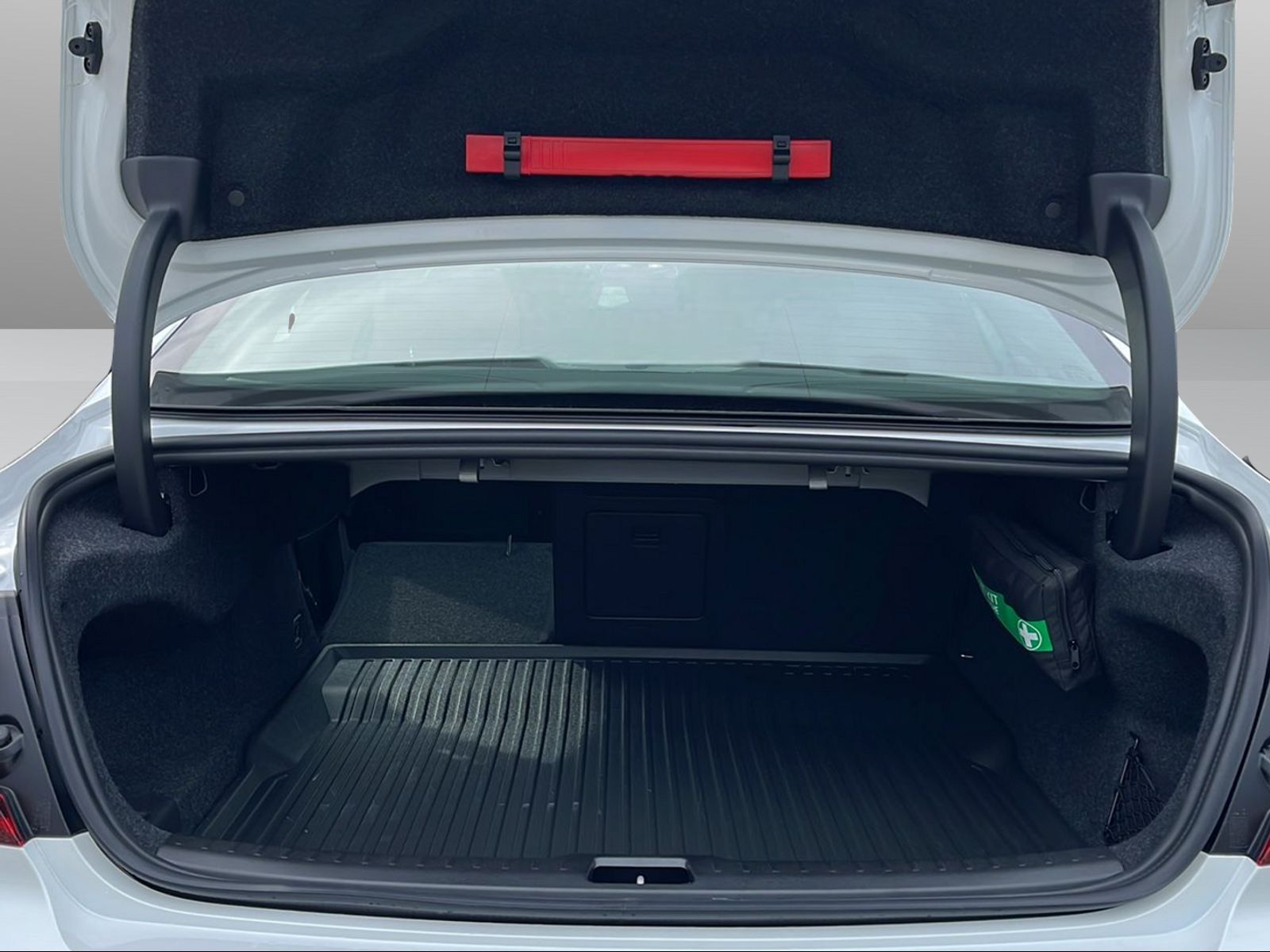 VOLVO S60 2.0 T8 TE Ultimate Dark eAWD-image-15