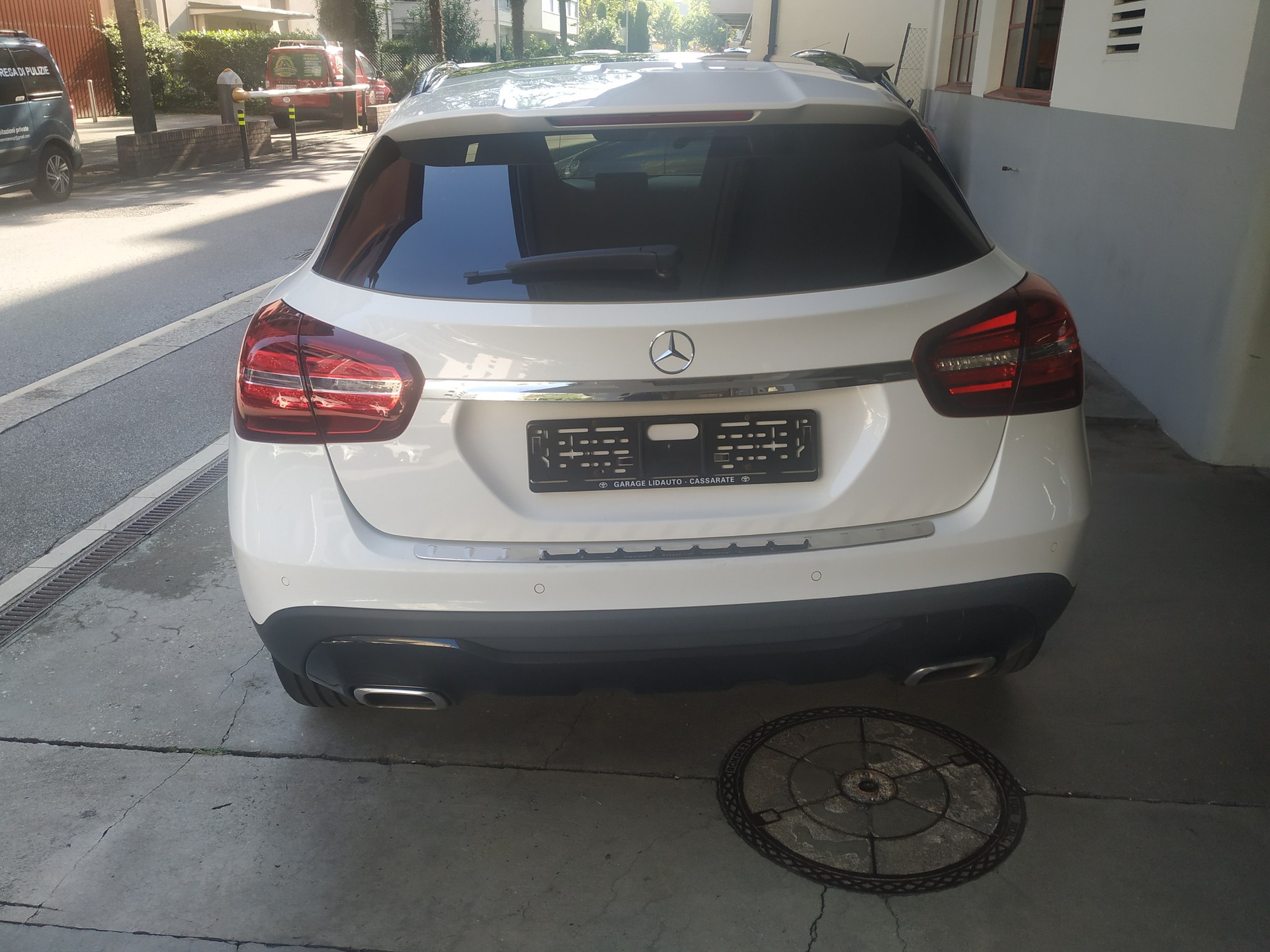MERCEDES-BENZ GLA 250 Swiss Star 4Matic 7G-DCT-image-4