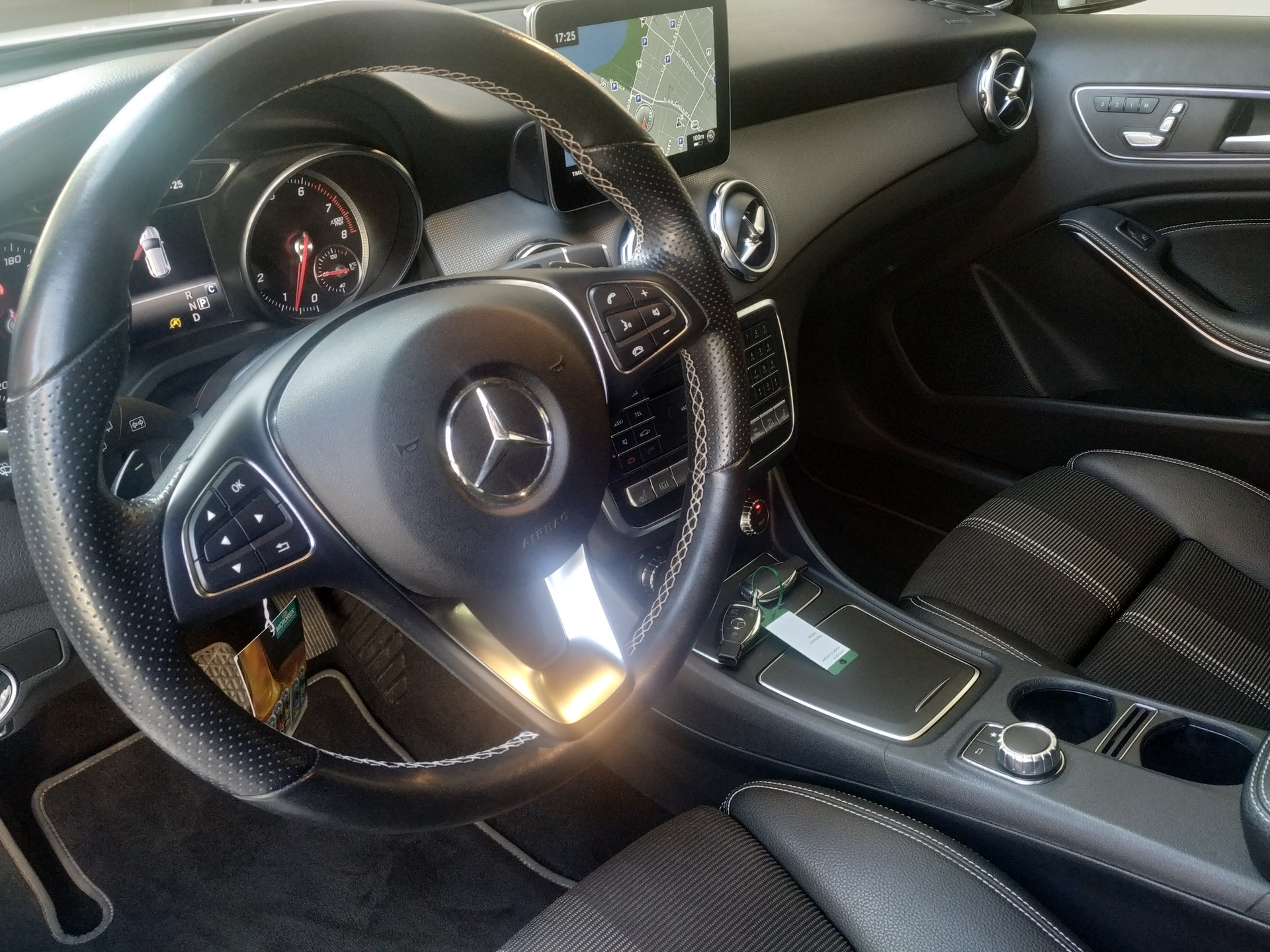MERCEDES-BENZ GLA 250 Swiss Star 4Matic 7G-DCT-image-9