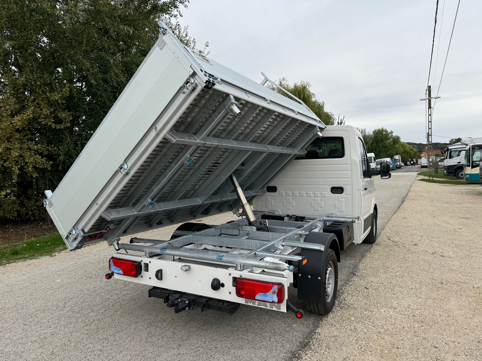 MAN Voll-Alu-3-Seitenkipper 160Ps mit 3500kg Anhängerkupplung-image-12