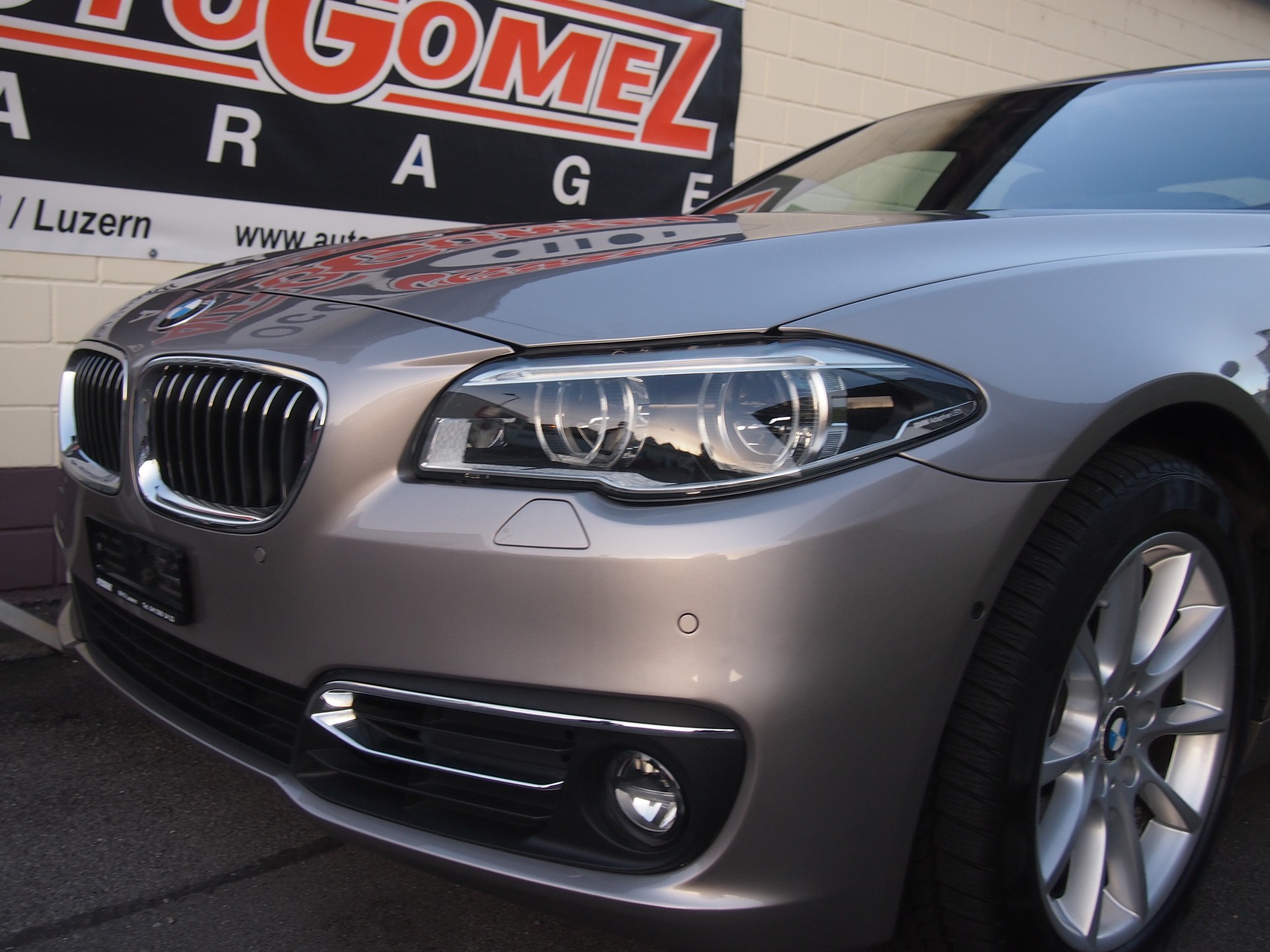 BMW 528i xDrive Luxury Line Steptronic-showroom-element-1